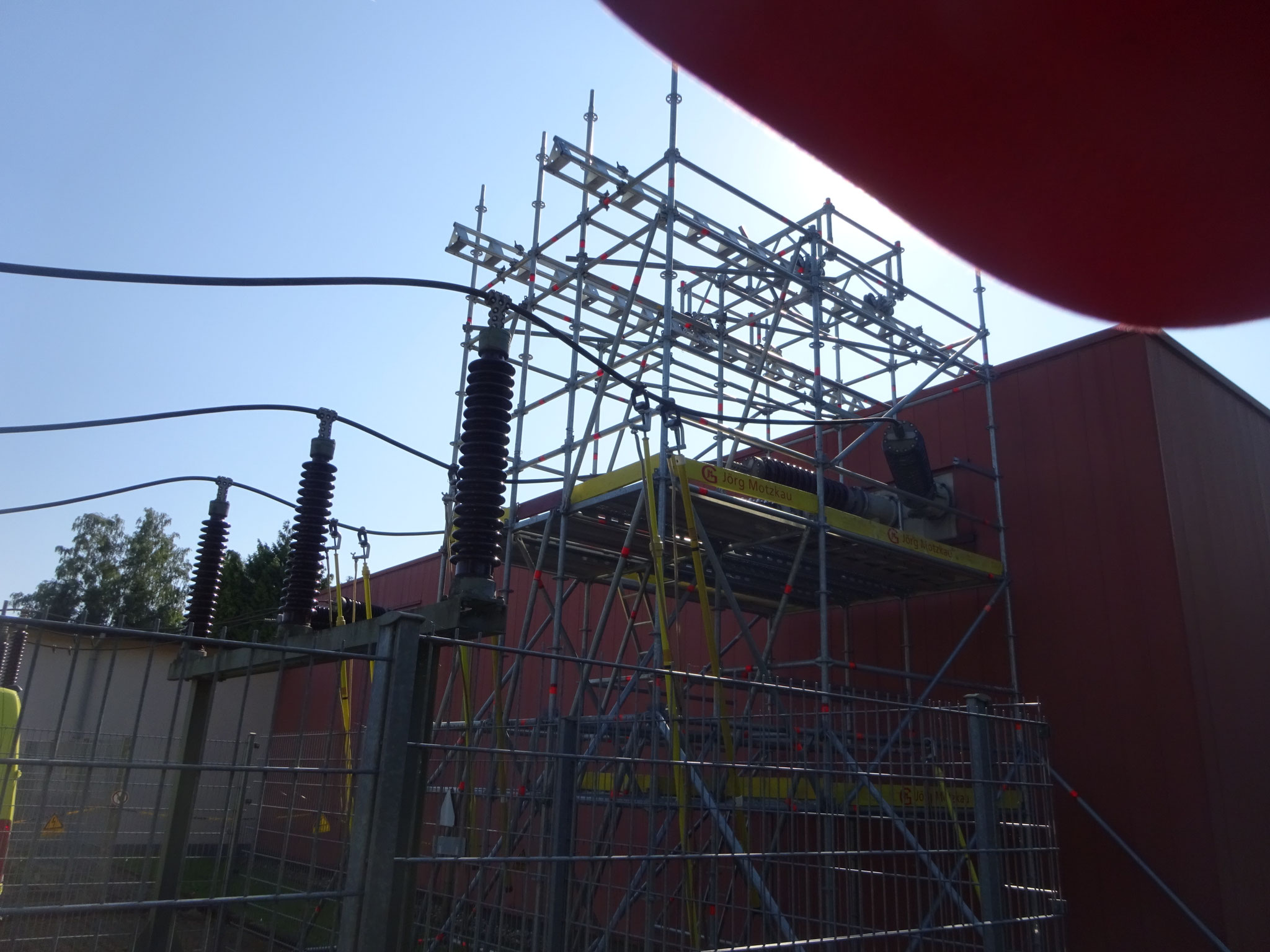 Gerüst für Reparaturarbeiten an Umspannanlage – Arbeitssicherheit im Energiebau