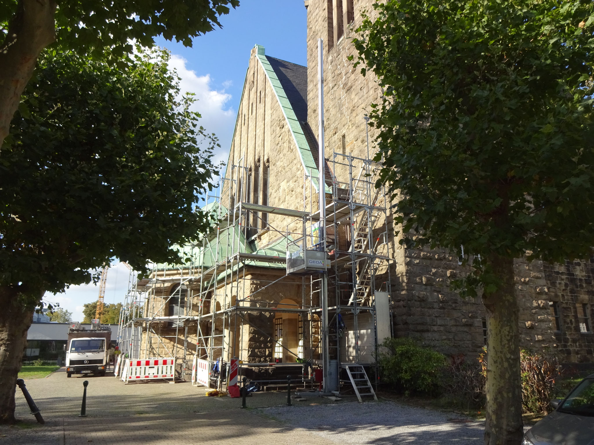Kirche mit Baugerüst während der Sanierung