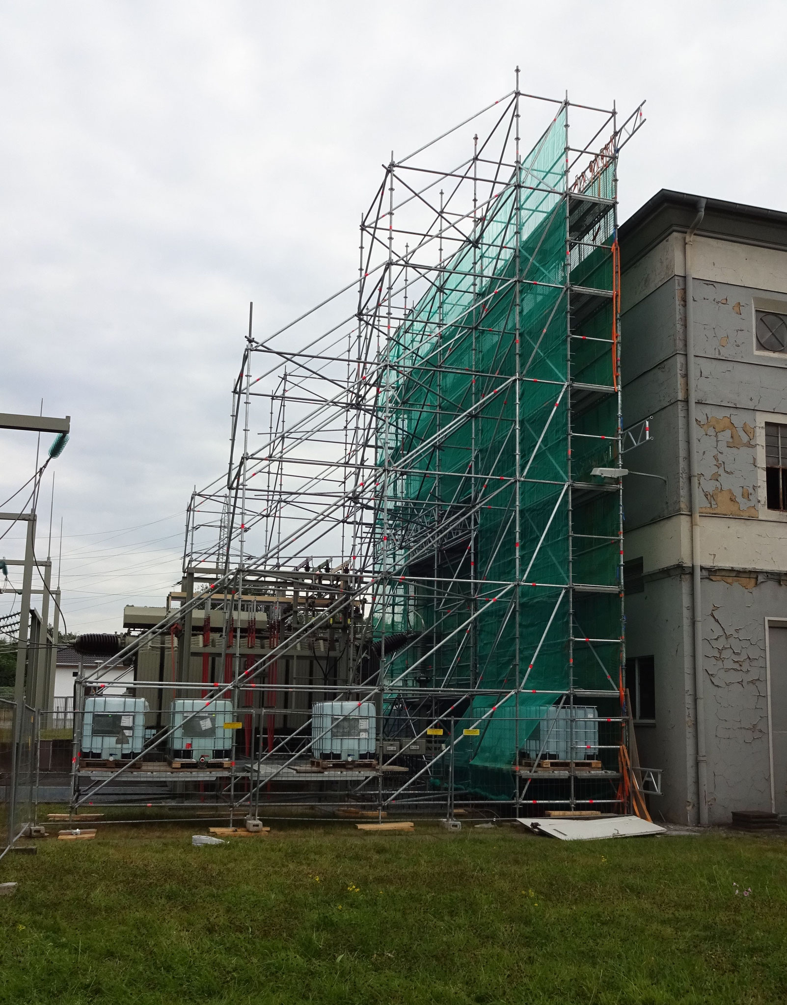 Schutzwand aus Gerüstmaterial schützt Passanten und angrenzende Gebäude beim Rückbau
