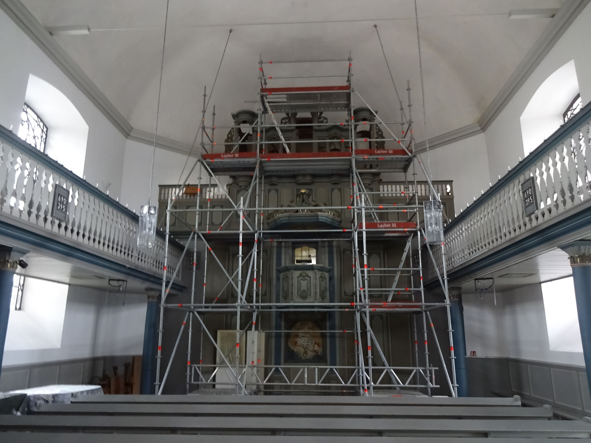 Fassadengerüst an einer historischen Kirche