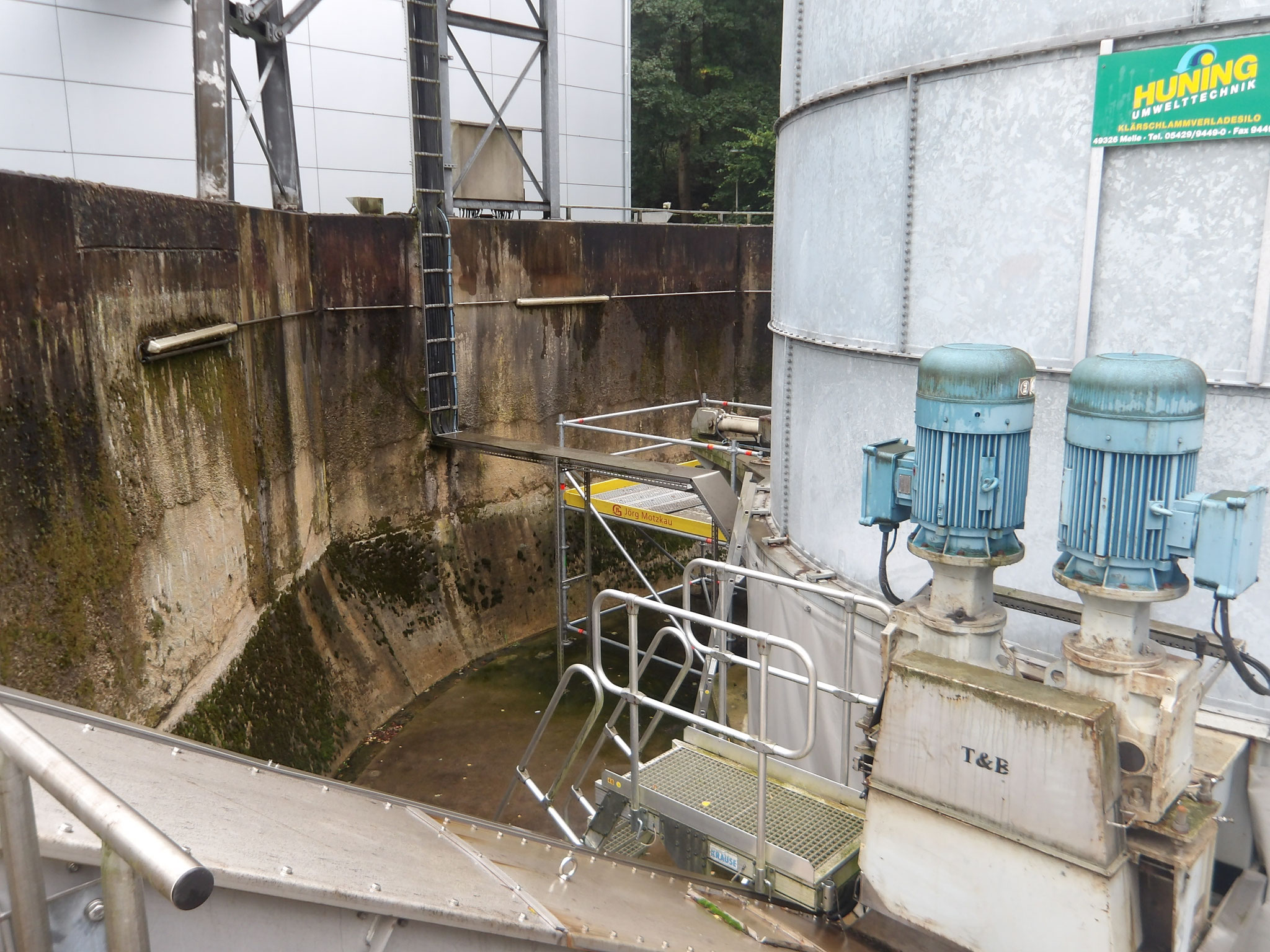 Gerüstbau über Wasserbecken in Kläranlage mit Absturzsicherung