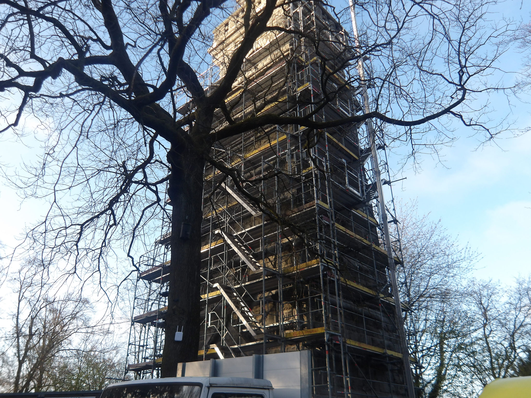Gerüstkonstruktion am runden Turm des Bismarckturms bei der Sanierung