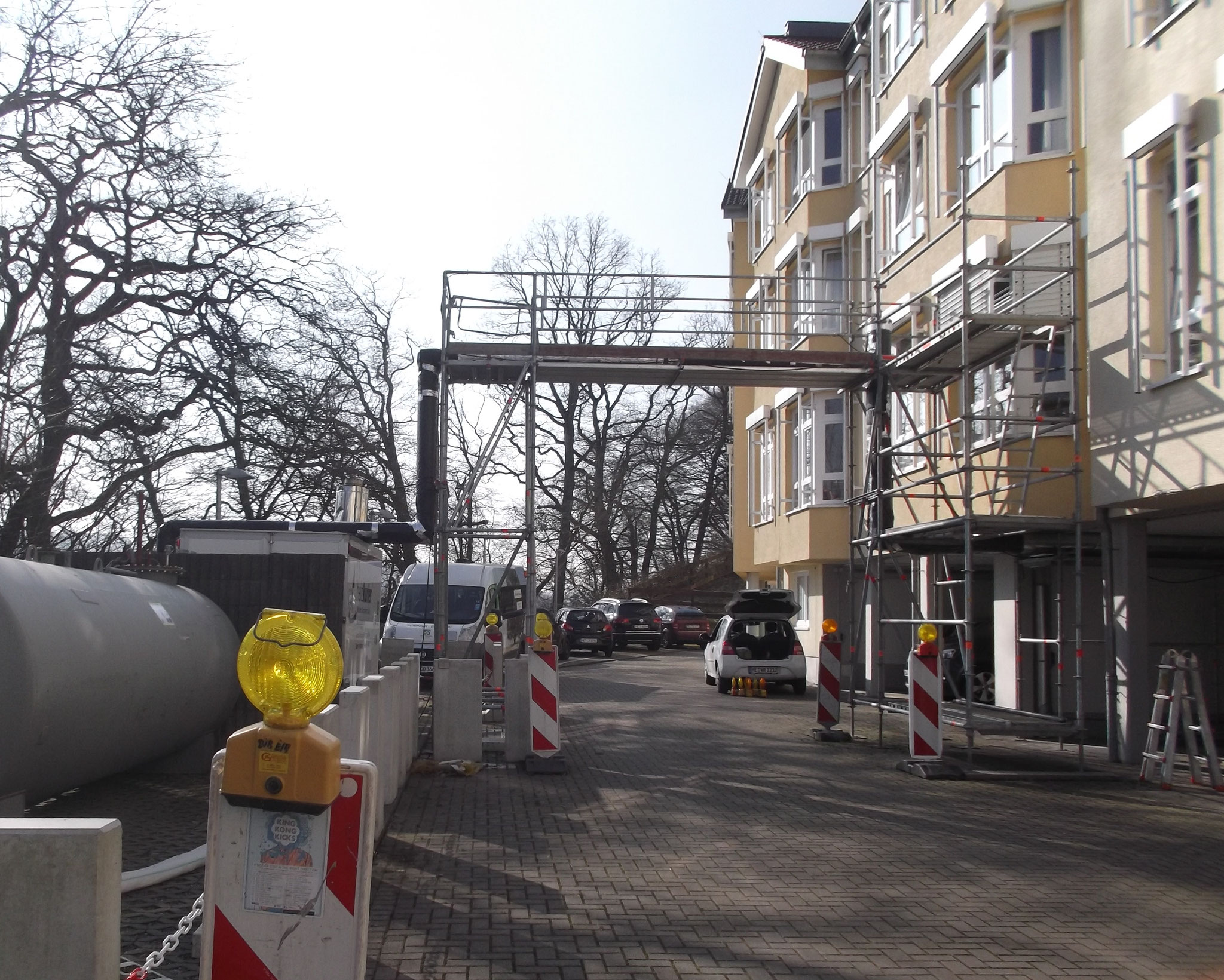 Kabelbrücke hält Laufwege und Arbeitsflächen frei – mehr Sicherheit auf der Baustelle