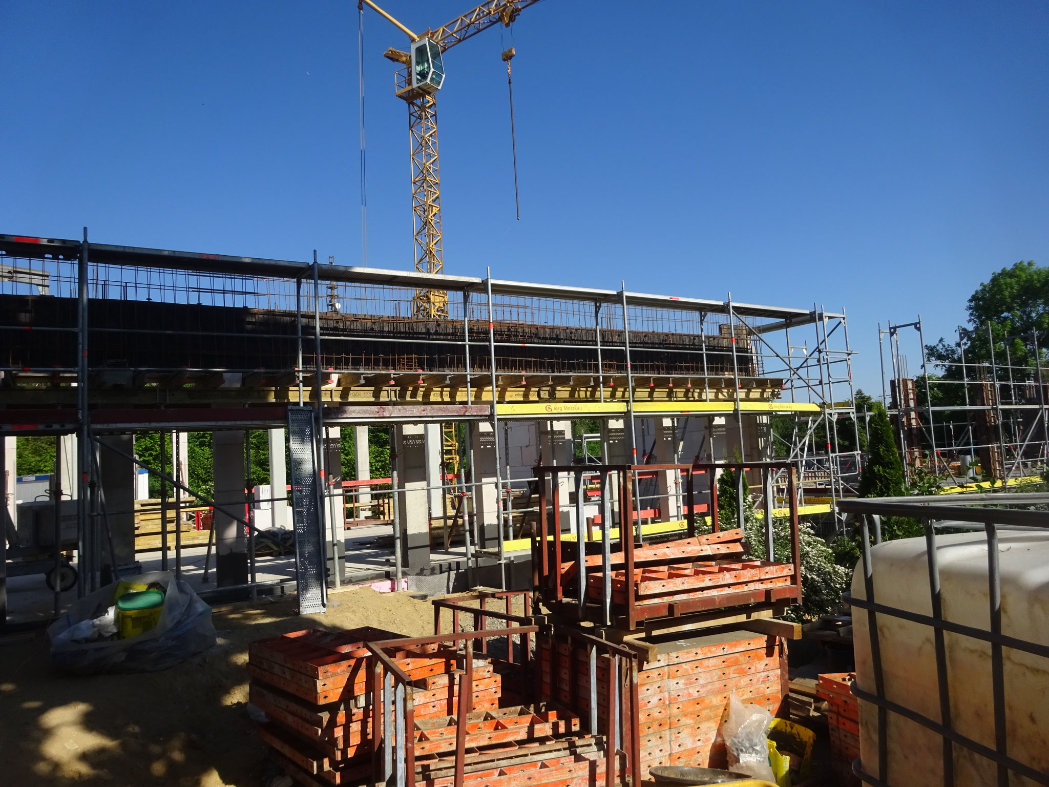 Baugerüst am Rohbau eines mehrstöckigen Neubaus