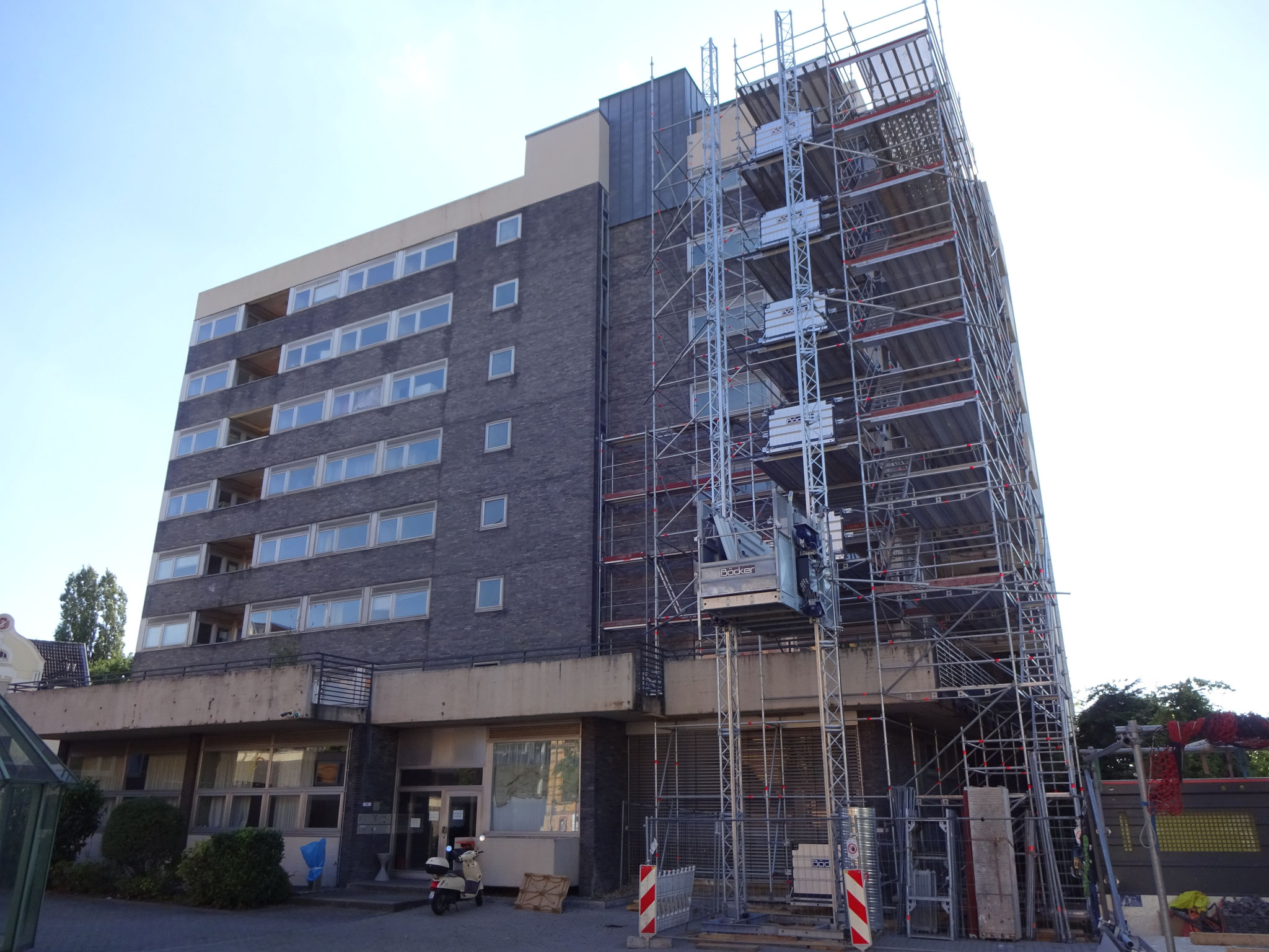 erüstplattform am Bauaufzug zur Zwischenlagerung von Baumaterial