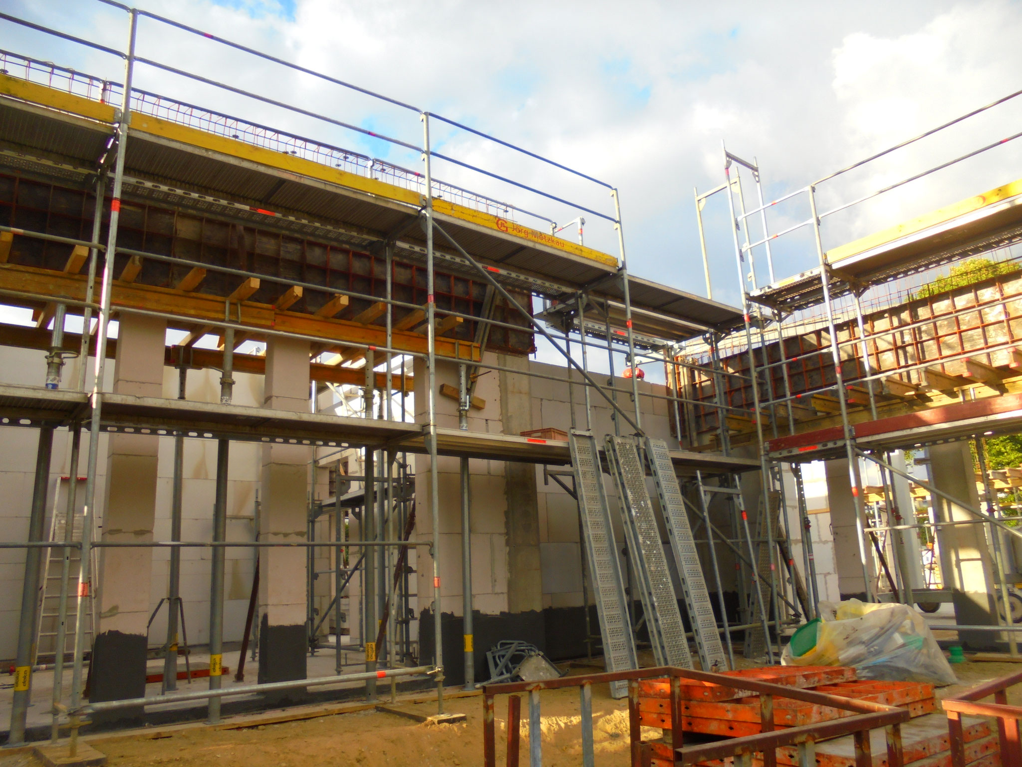 Modernes Gerüstsystem am Neubau schützt Handwerker und Material