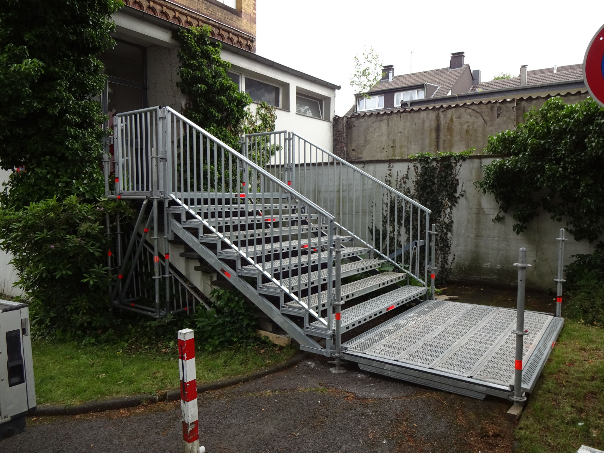 Treppenturm für komfortablen Auf- und Abstieg an mehrstöckigem Gebäude