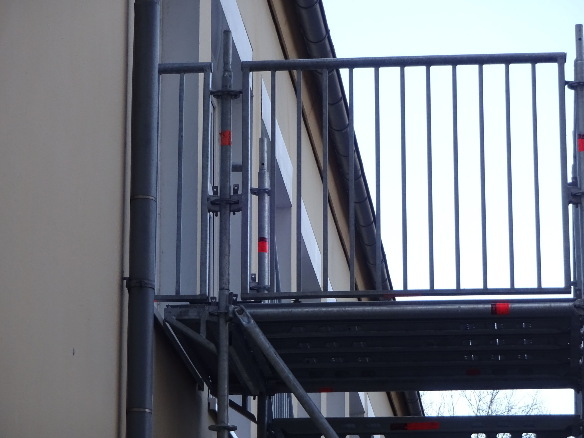 Bautreppe mit hoher Trittsicherheit und stabilen Geländern