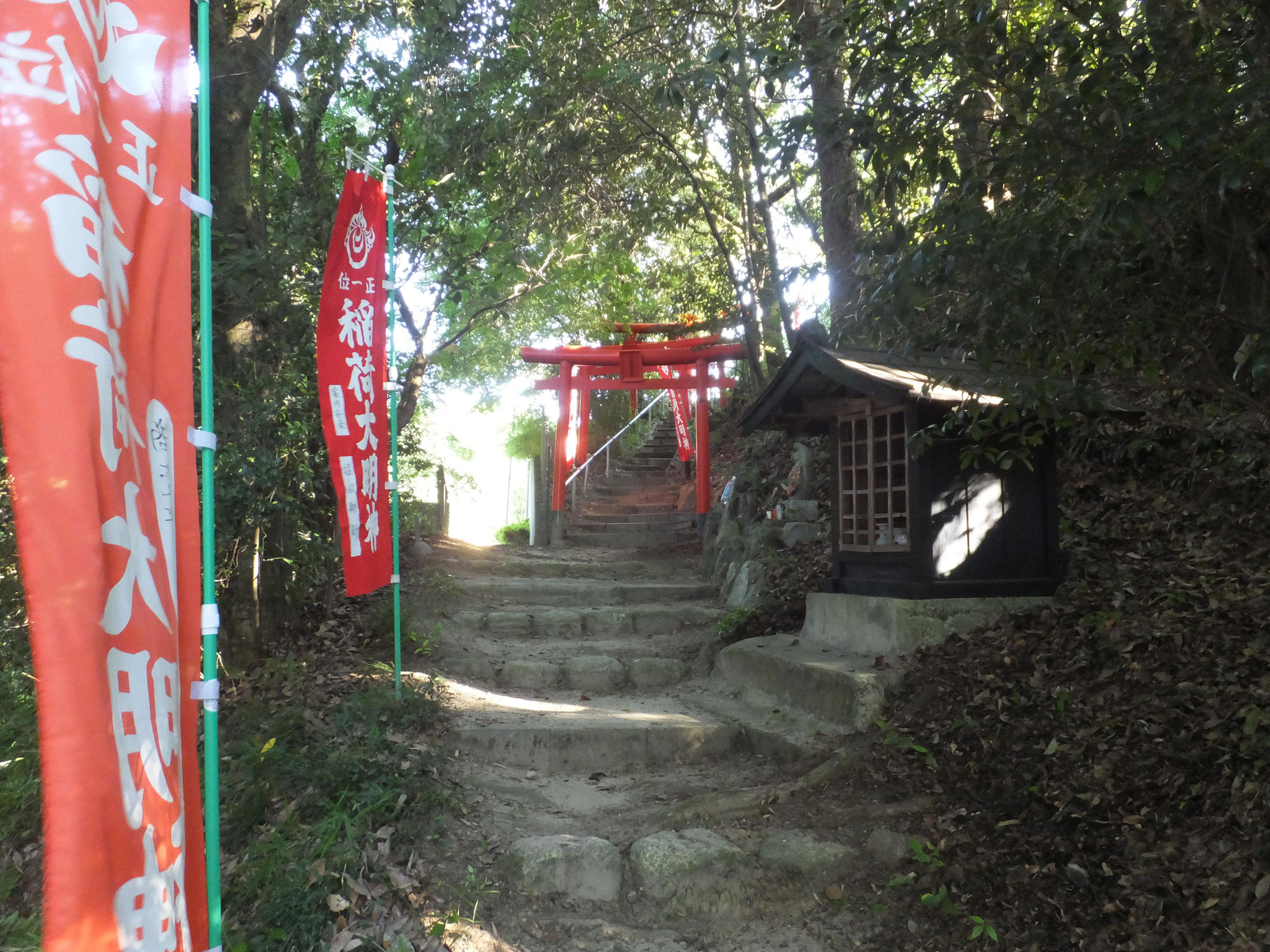 三吉稲荷神社に続くお山の参道
