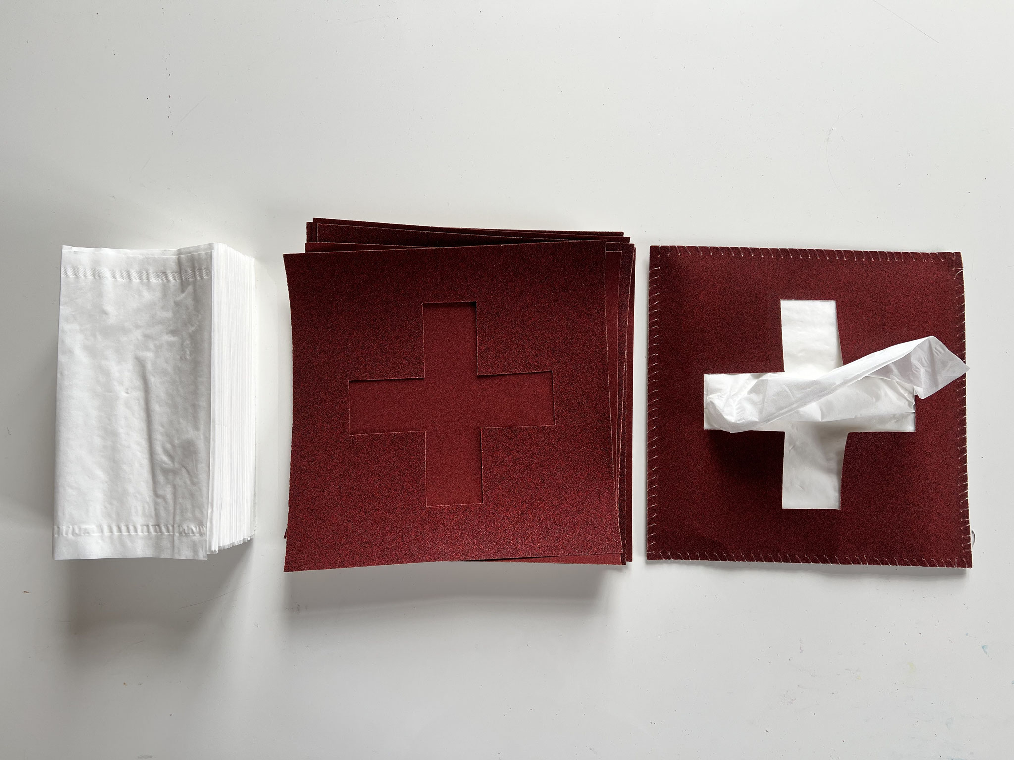 Kleider machen Leute / L'habit ne fait pas le moine (made in Switzerland, 2025, mixed media, sand paper)