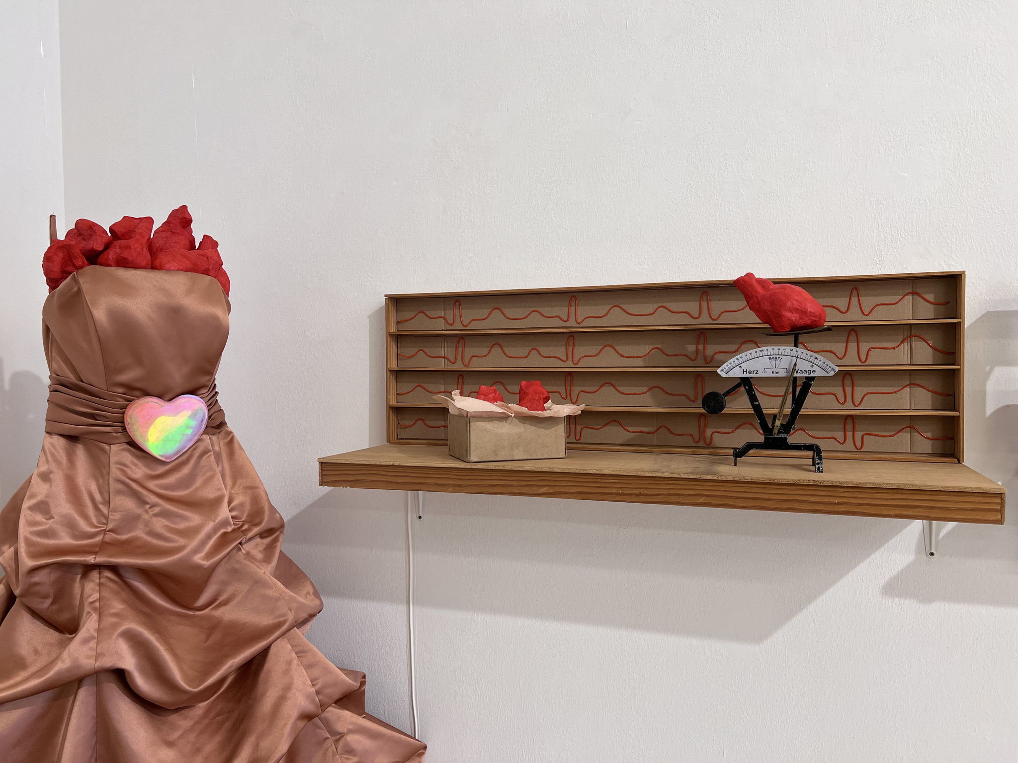 installation with mixed media (paper mâché, LED light wire, hologram from Jürgen Eichler, textile, wood, etc.)
