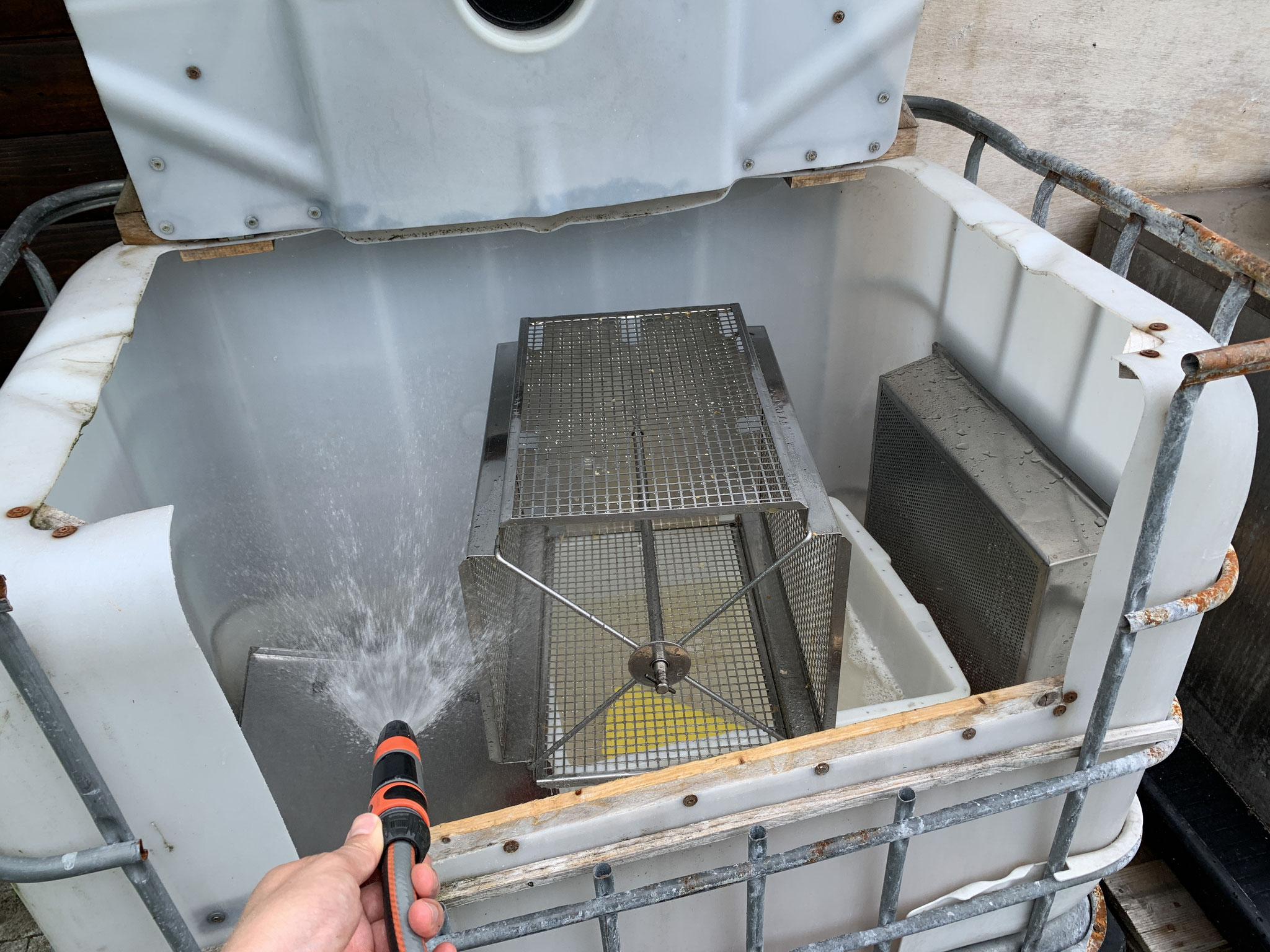 Die benutzten Gerätschaften können im Spritztank hinter dem Container gesäubert werden