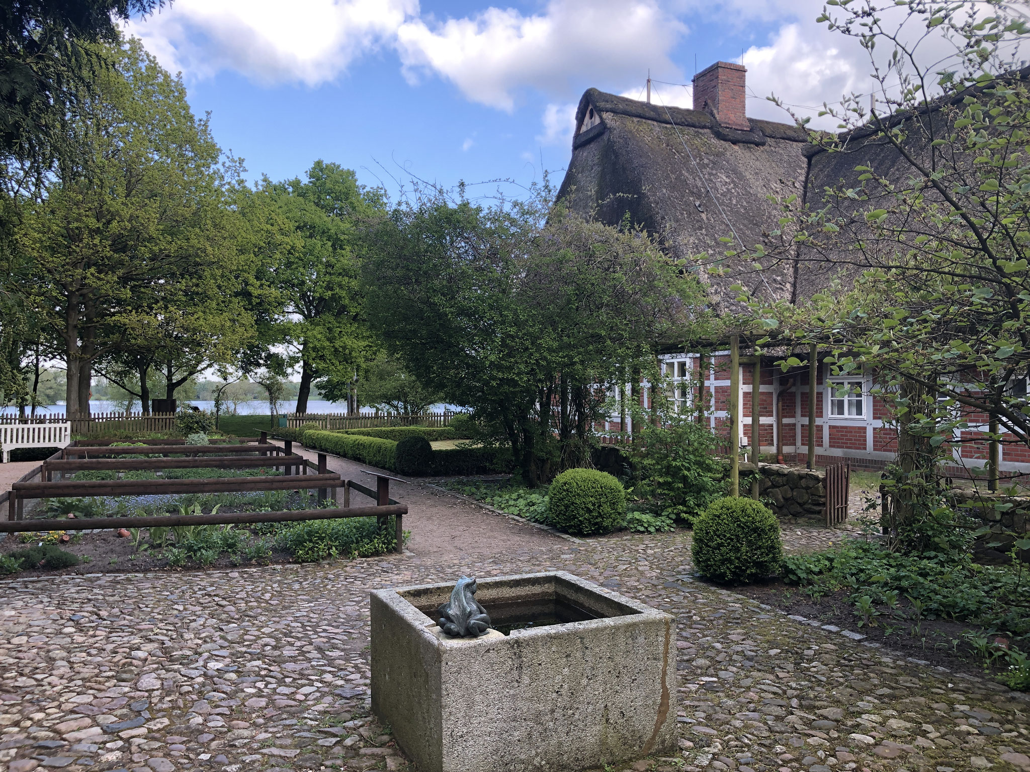 Der Brunnen im Apothekergarten