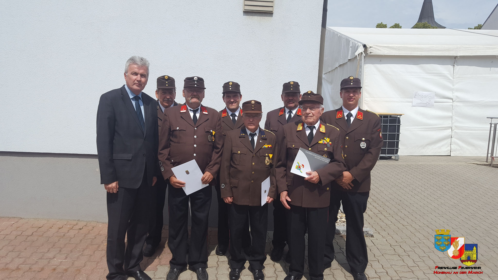 1. Reihe: v.l.n.r: BGM Robert Freitag, LM Ernst Buchta, EOV Leopold Pekert, EABI Walter Köstner; 2. Reihe v.r.n.l: HBI Philipp Kuril, EOBI Walter Petrasch, OBI Christian Bohrn, OV Egon Novotny