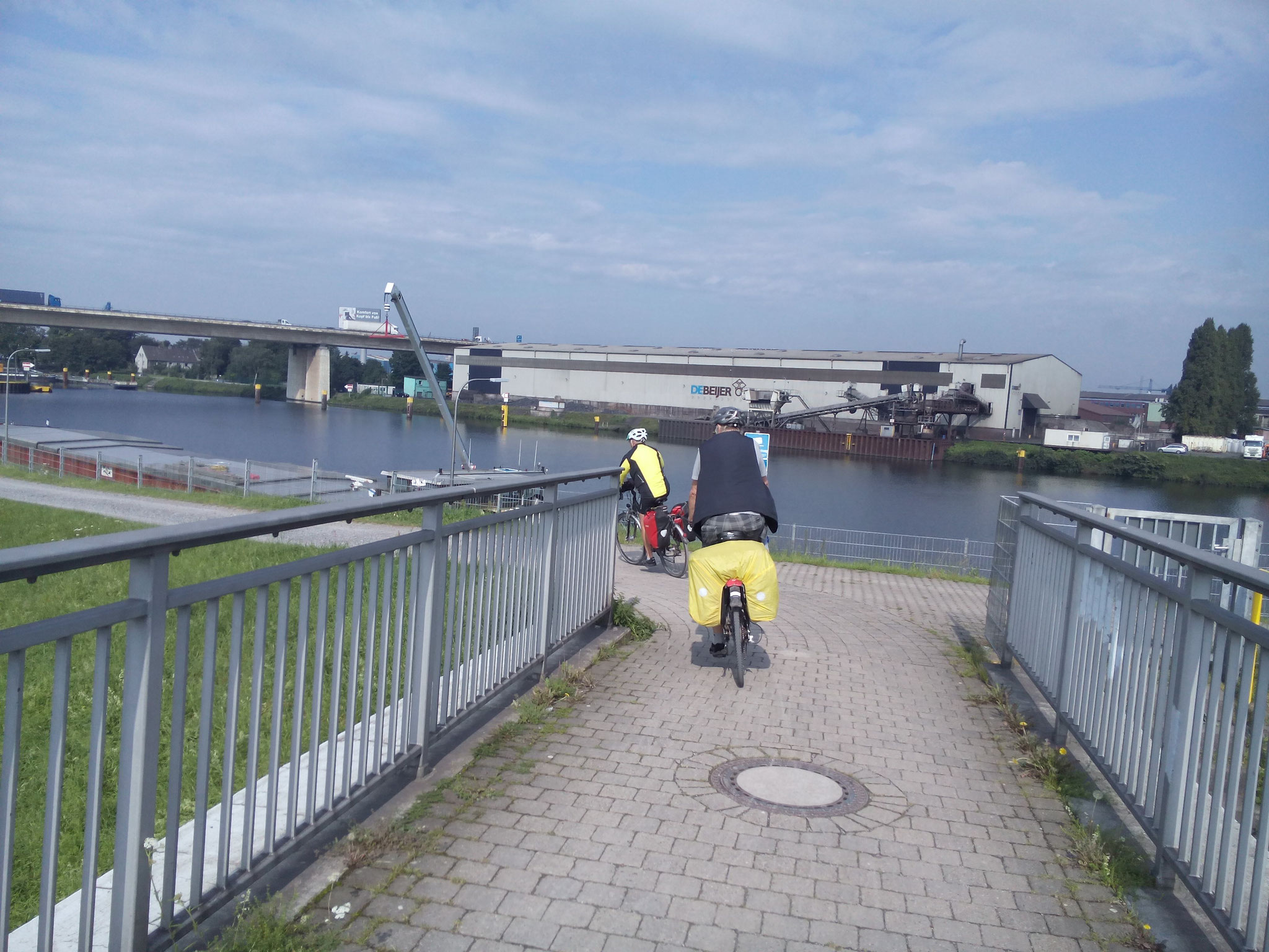 Einfahrt in den Binnenhafen Duisburg-Ruhrort 