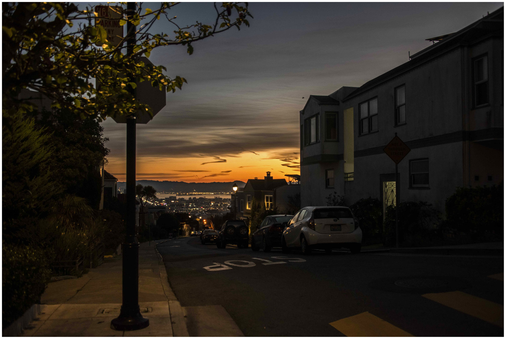 Sicht über San Francisco bei Sonnenaufgang nähe des Hügels "Twin Peaks"