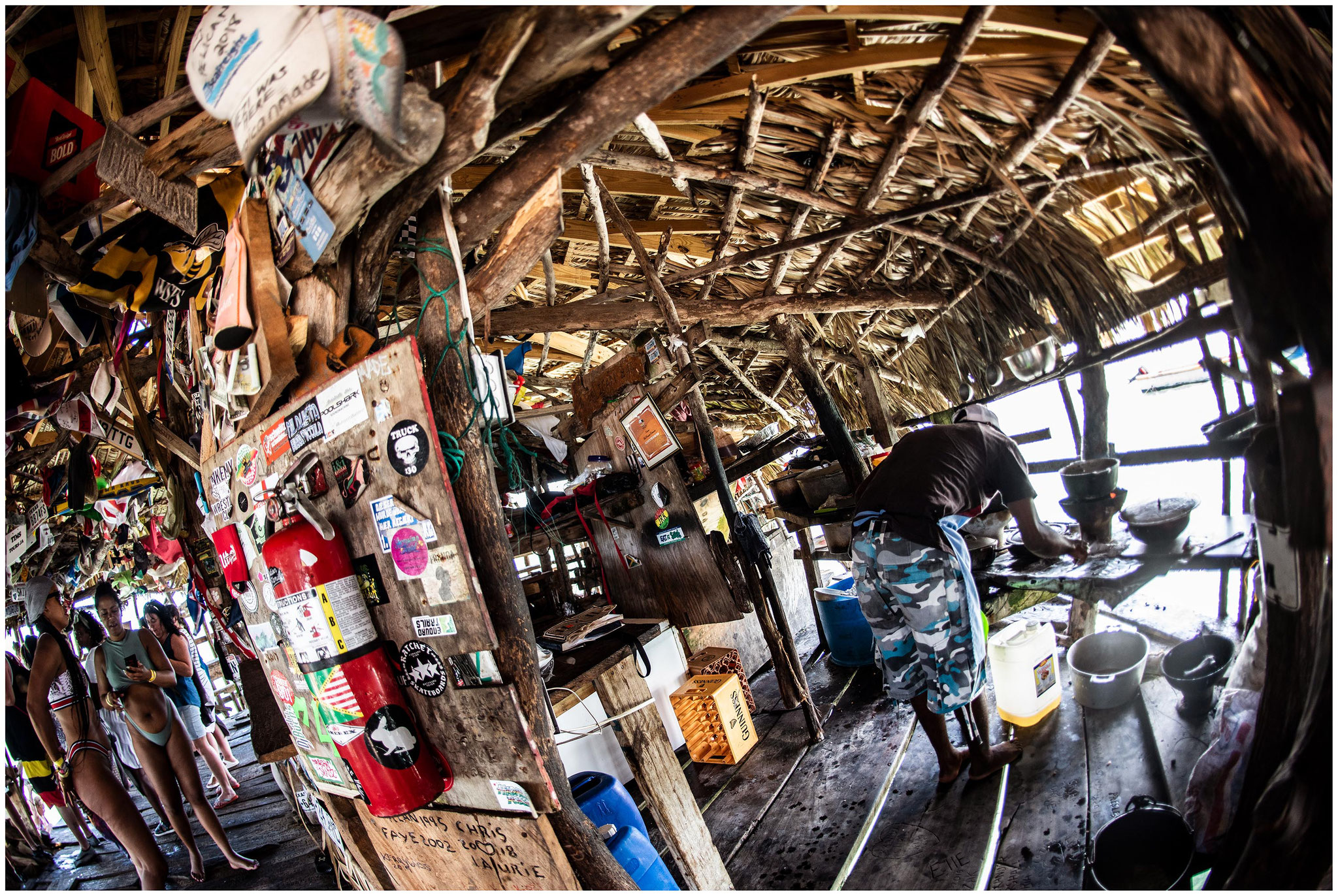 "Floyd's Pelican Bar" mitten im Treasure Beach