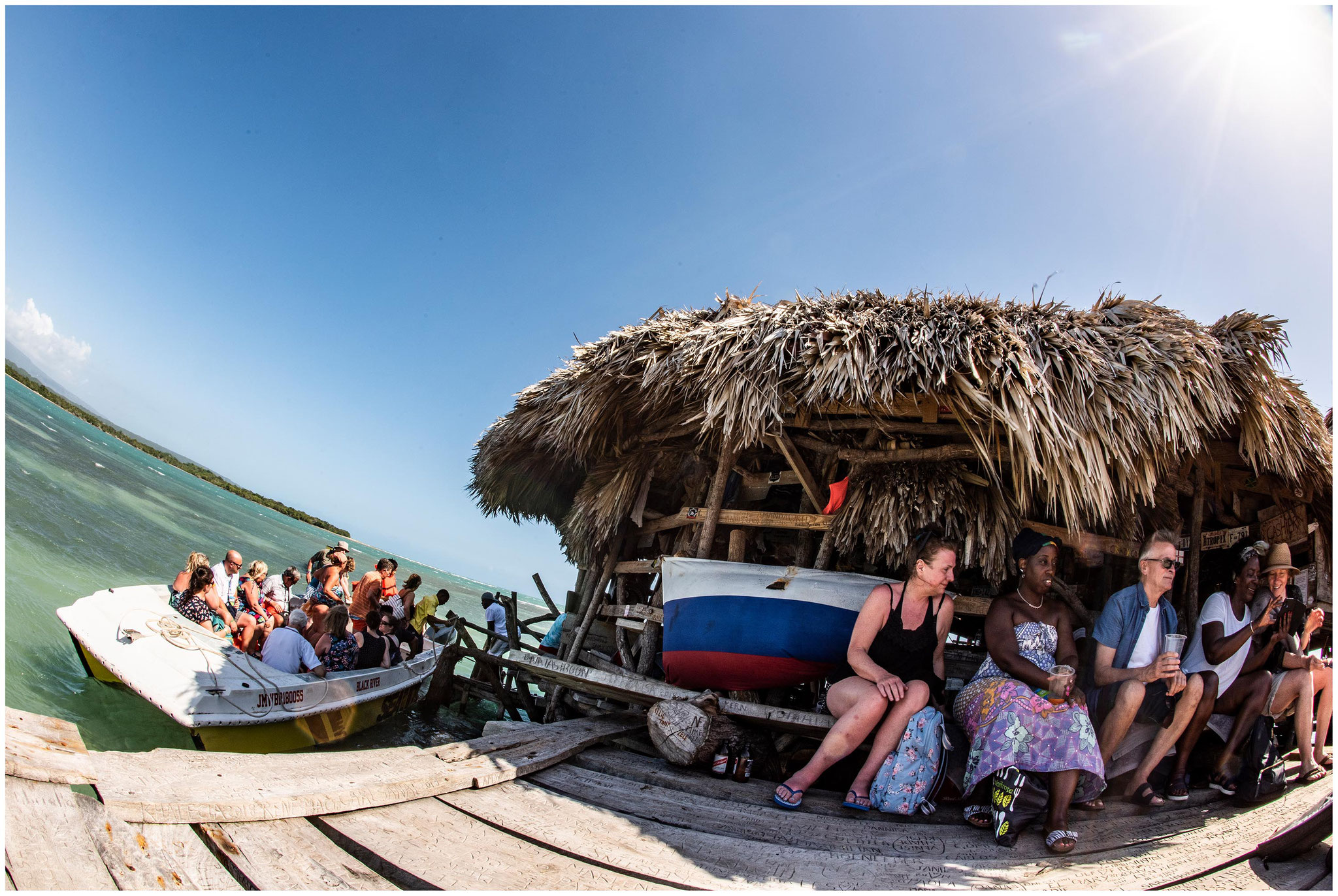 "Floyd's Pelican Bar" mitten im Treasure Beach