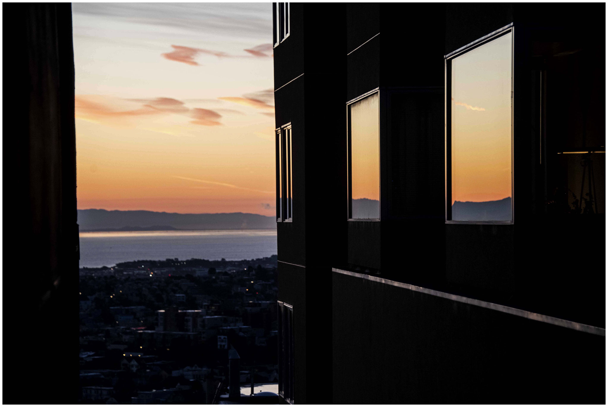 Sicht über San Francisco bei Sonnenaufgang nähe des Hügels "Twin Peaks"