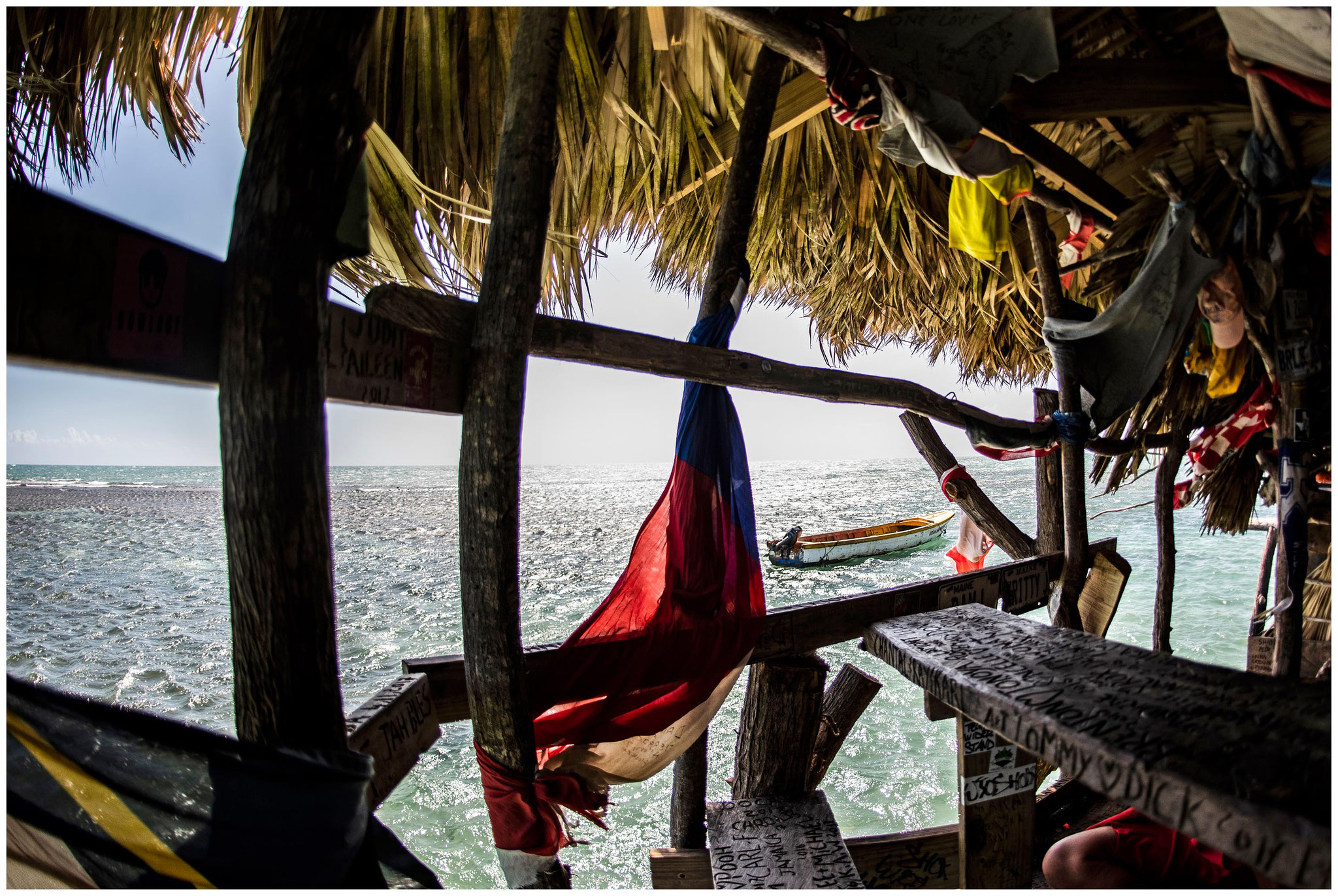 "Floyd's Pelican Bar" mitten im Treasure Beach