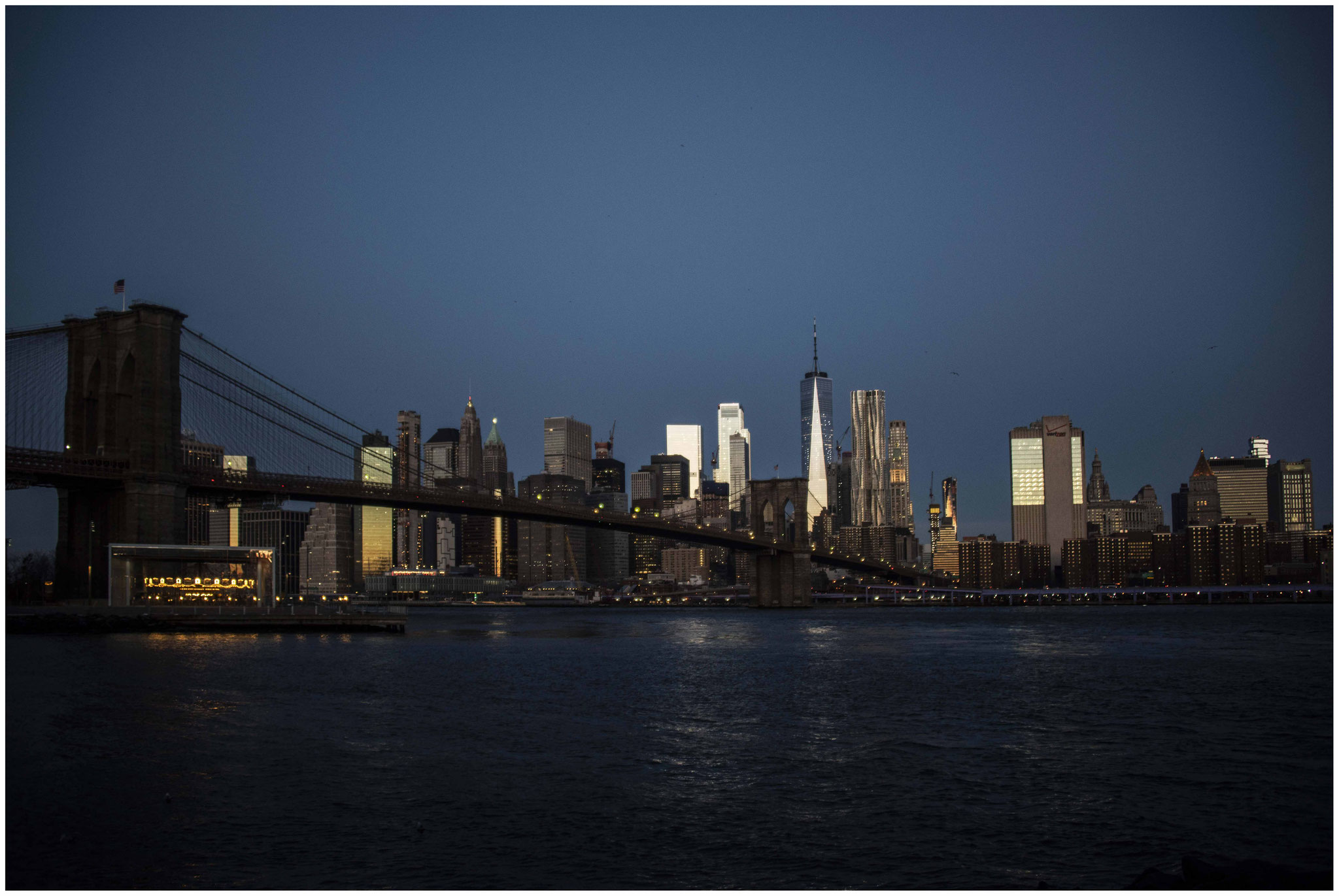 Brooklyn Bridge aus der Sicht des "Main-Street Parks"