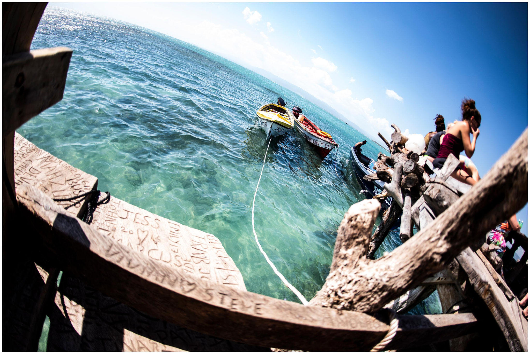 "Floyd's Pelican Bar" mitten im Treasure Beach