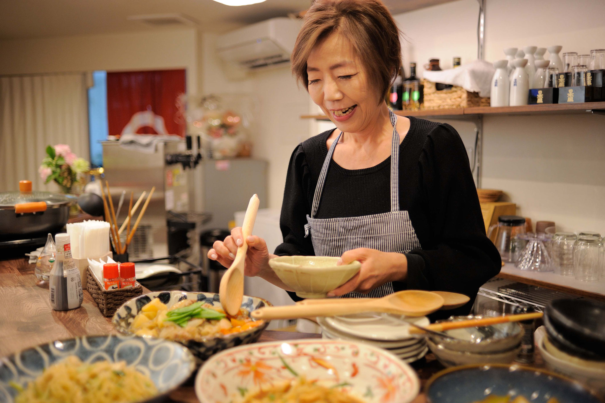 2024年4月9日　大阪市内にて撮影した女将さんと大皿料理