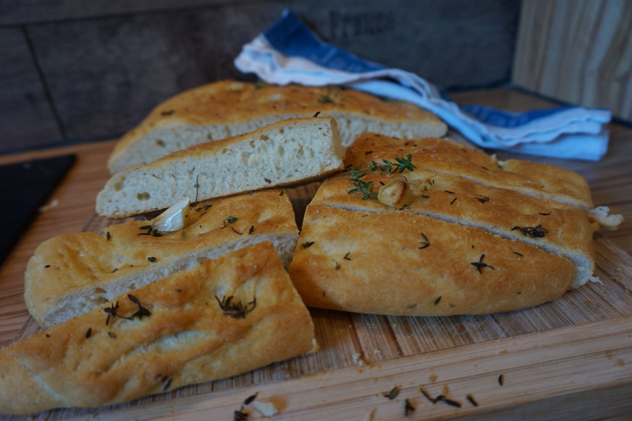 Beste Foccacia Rezept nach Jamie Oliver mit Rosmarin und Olivenoel