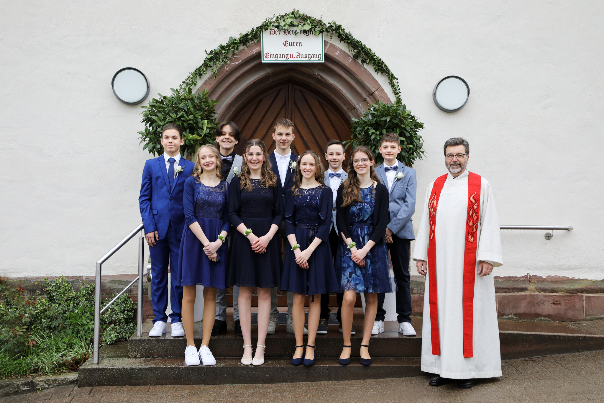 2024: Von links sind zu sehen: Joshua Proß, Naomi Rempp, Matthias Dehmel, Amelie Röhm, Jannik Buchali, Marie Gärtner, Noa Braun, Hanna Niethammer, Cornelius Dreher und Pfr. Heugel