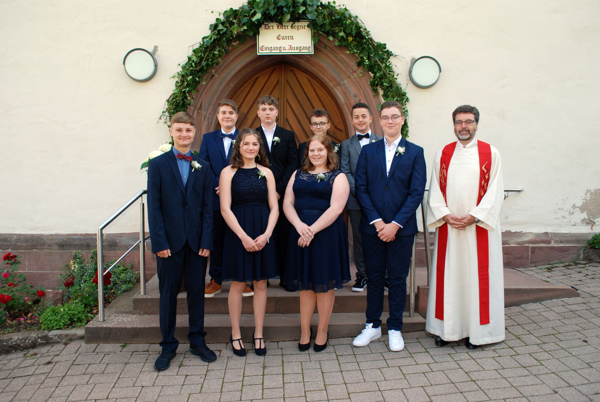2021: Vorne von links: Henry Zink, Amelie Javor, Madeline Weber, Mattis Buchali, Pfarrer Hartmut Heugel Hinten von links: Joshua Drechsler, Louis Bauschert, Philipp Gayer, Philipp Motzer