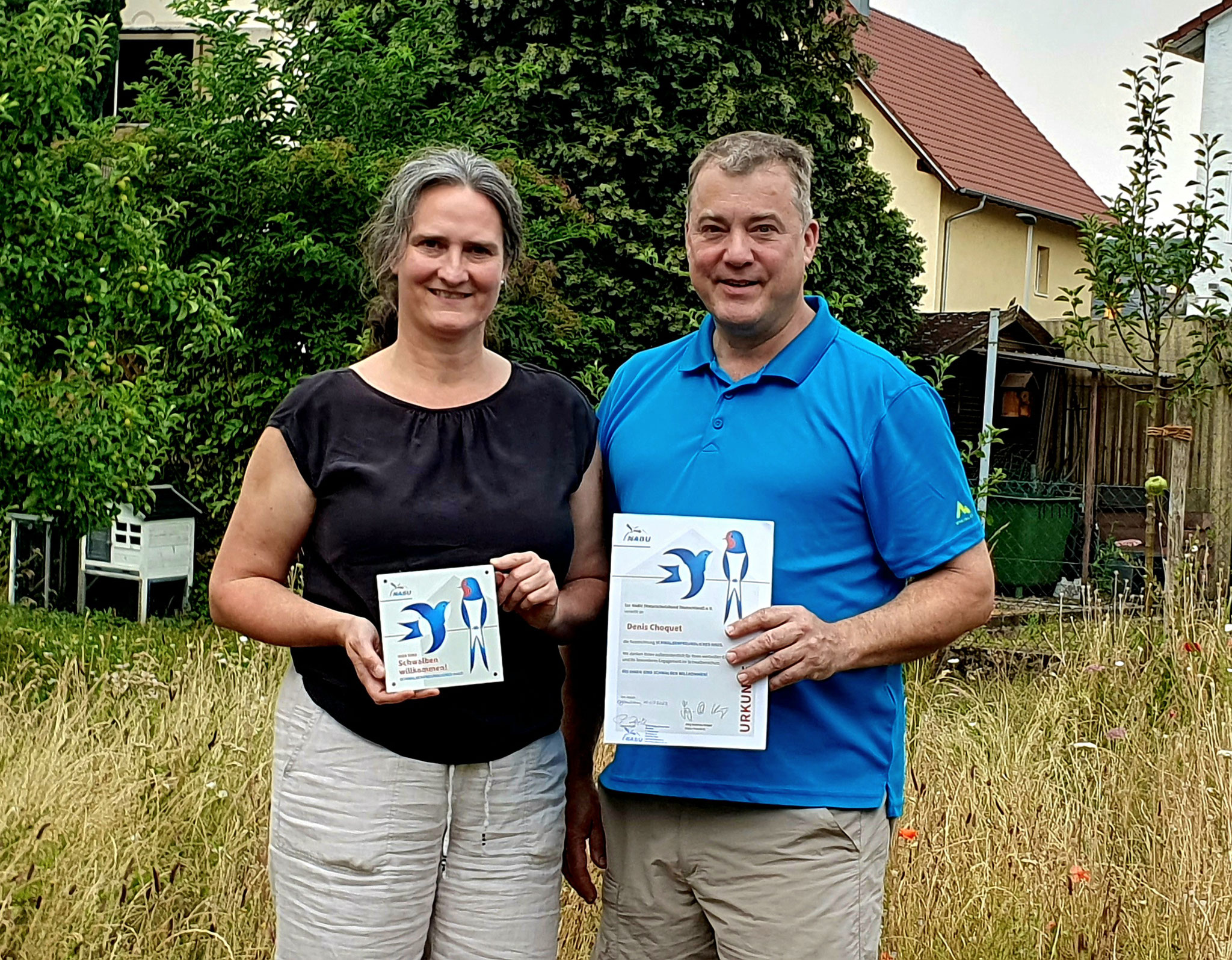 Familie Choquet mit Ihrer Auszeichnung im heimischen Naturgarten. Foto: © P. Britz