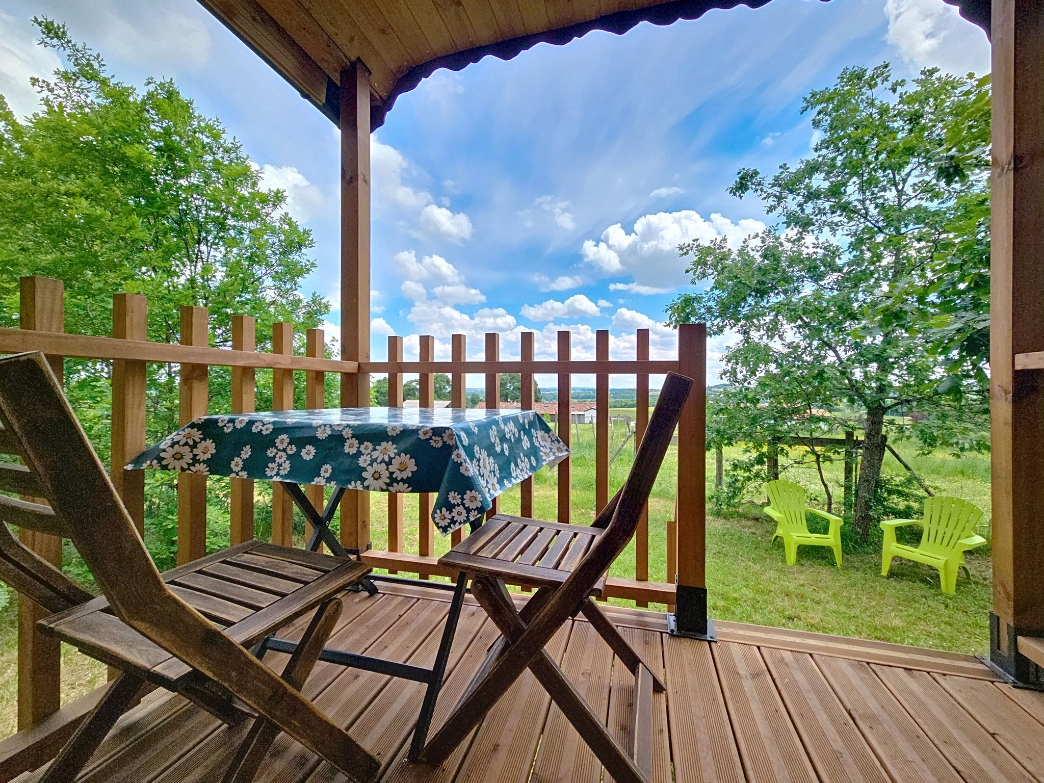 La terrasse Est surplombe 