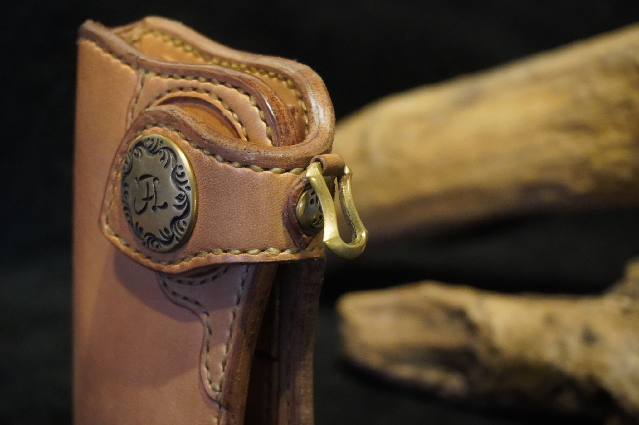 コンチョ・トチカン・ジャンパーボタンに至るまで全て真鍮無垢製。Flat Leatherオリジナルのコンチョを使用し、また全てのコンチョは取り換え可能です。