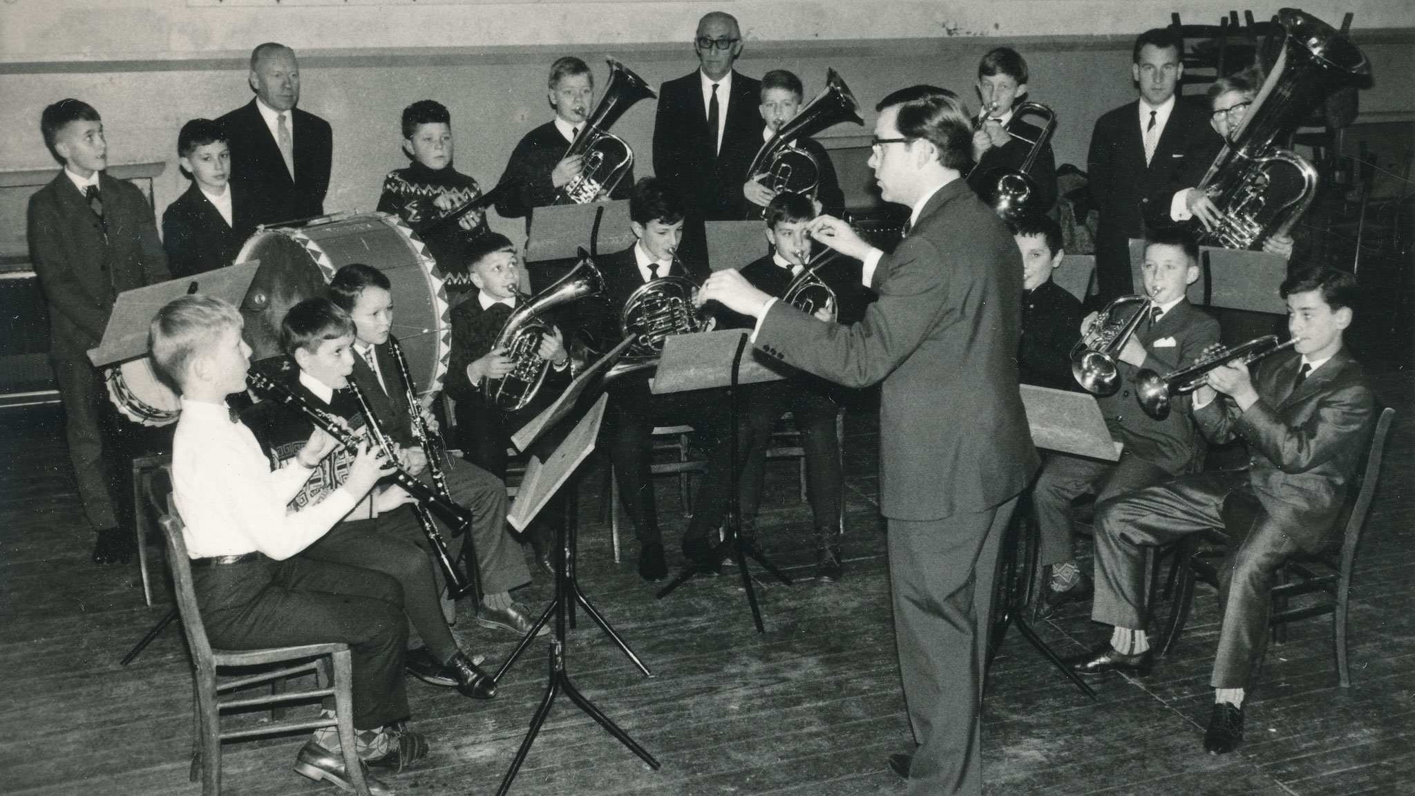 Das im Mai 1965 ins Leben gerufene Jugendorchester (Gisbert Stenz bei einer Orchesterprobe/Der junge Nachwuchs)