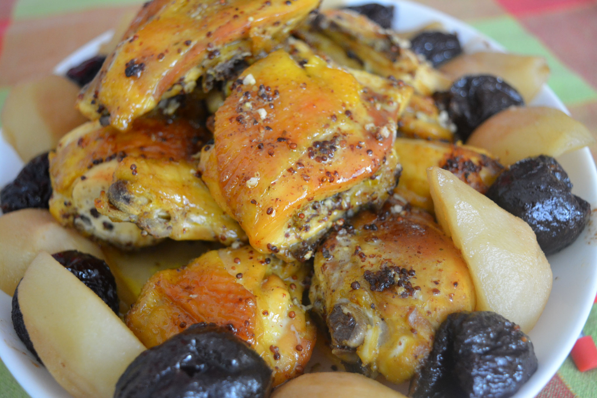 Pollo de corral con ciruelas y peras al vino