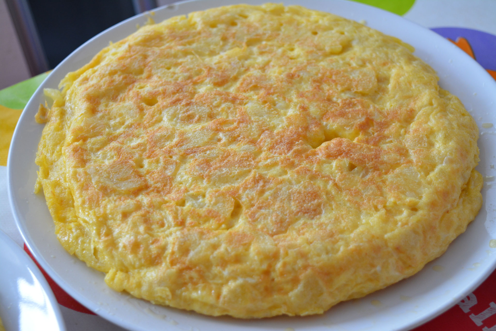 Tortilla española, la buena, con cebolla