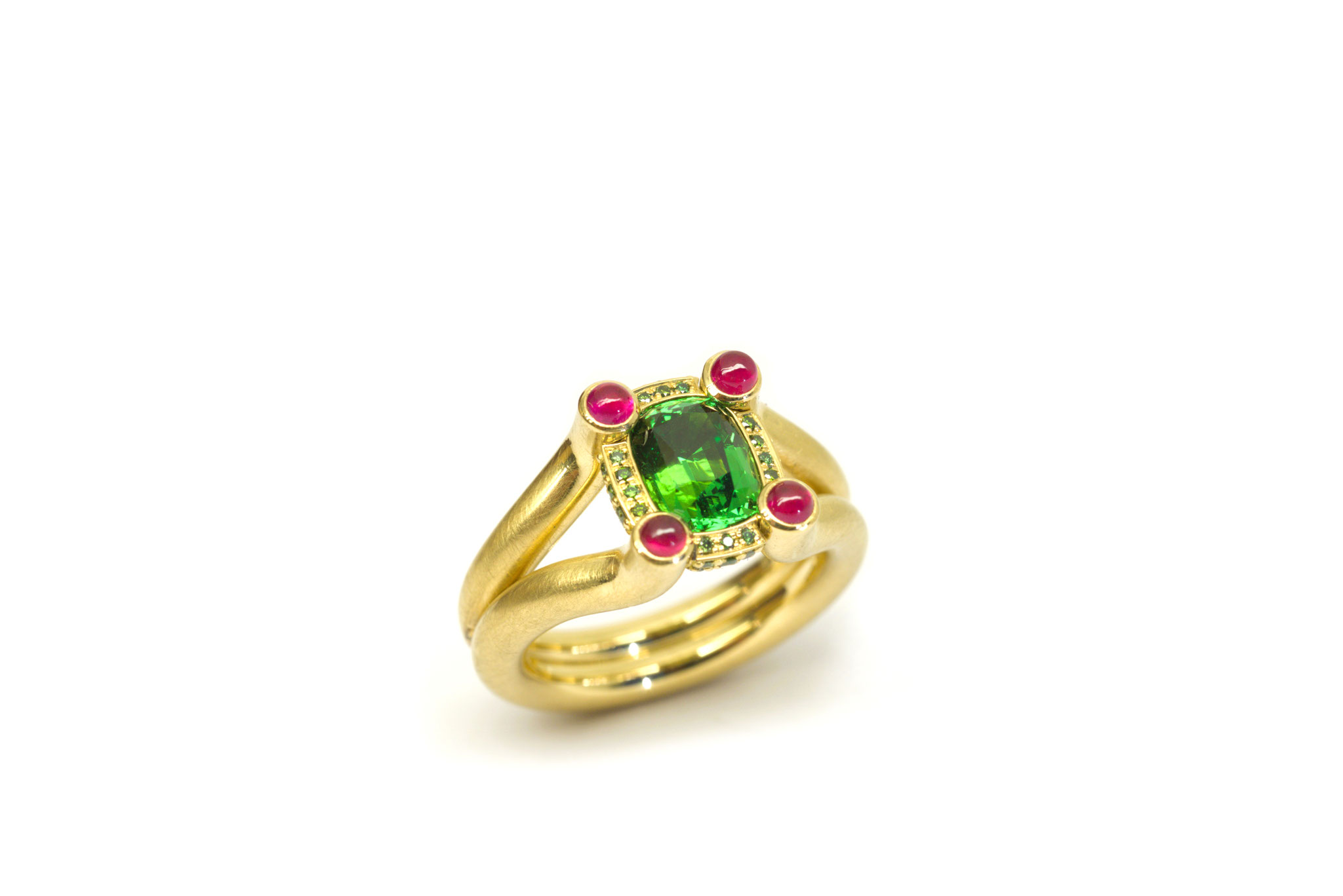 Tsavorit 2,24ct, Rubine und grüne Brillanten. 