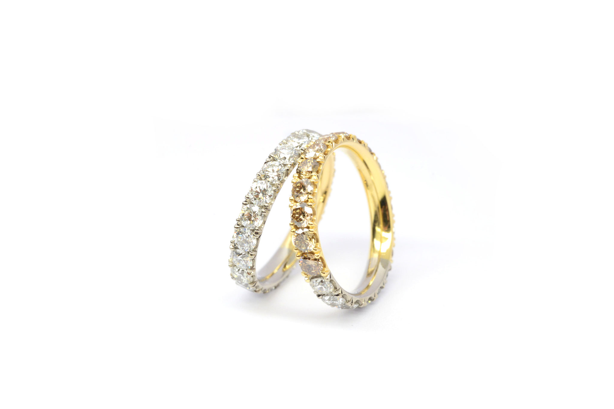 Ringe. 750/ooo Weiß und GelbGold, natürlich braune und weiße Brillanten. 
