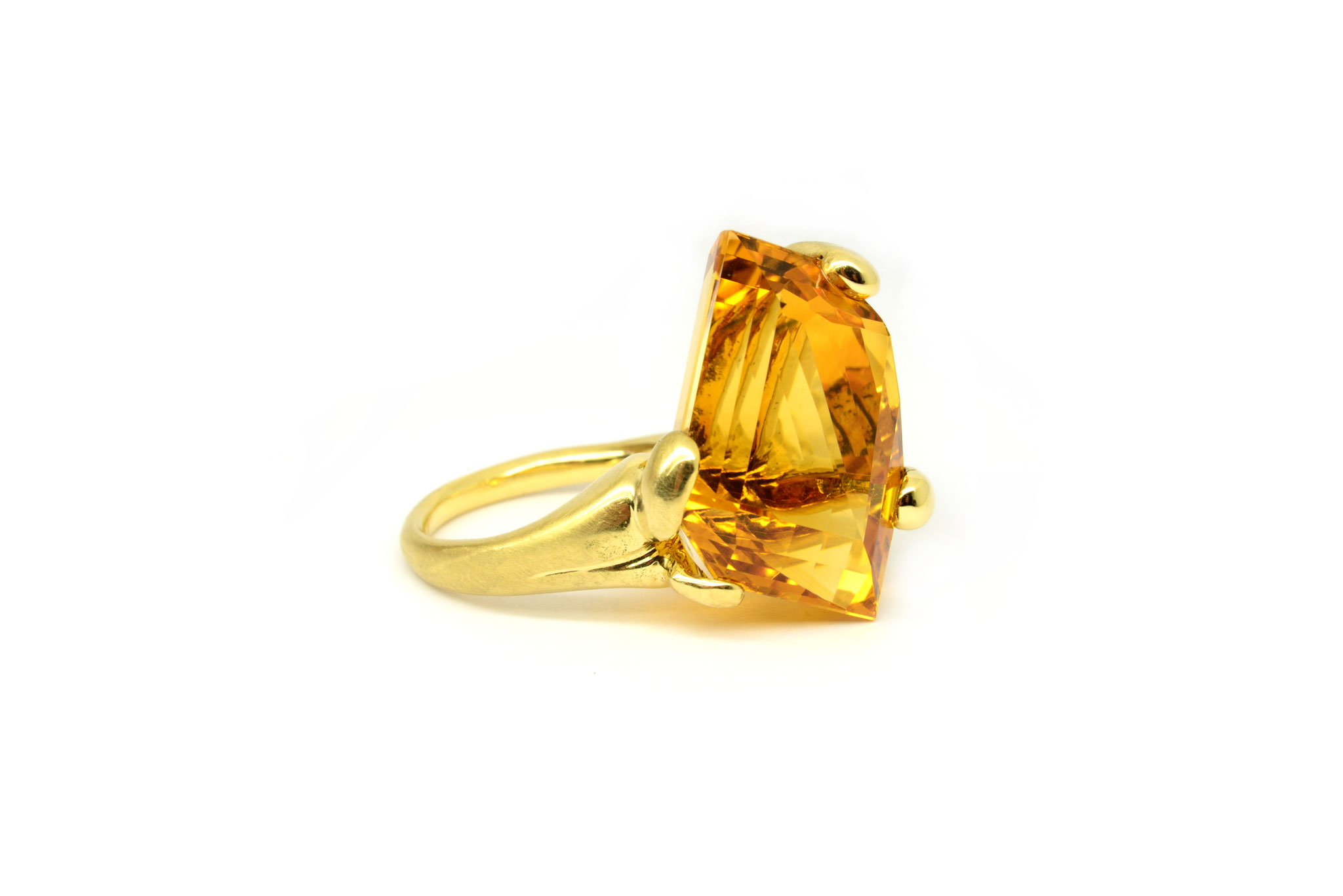 Citrin in Fantasieschliff. 750er Gold. 