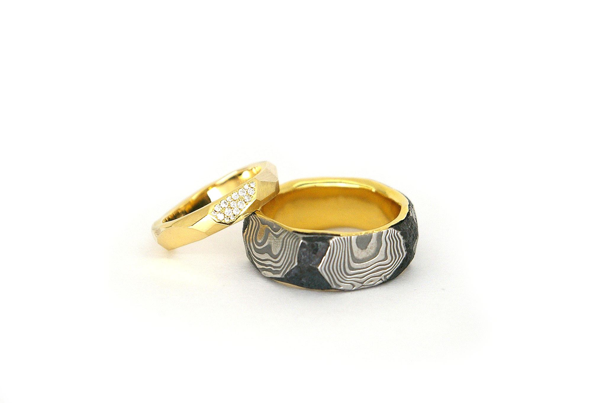 Damaststahl Ring mit einer 750/ooo Gelbgold Zarge. 750/ooo Gelbgold Ring mit ausgefasster Fläche in Pave. In Zusammenarbeit mit Martin Steinhorst