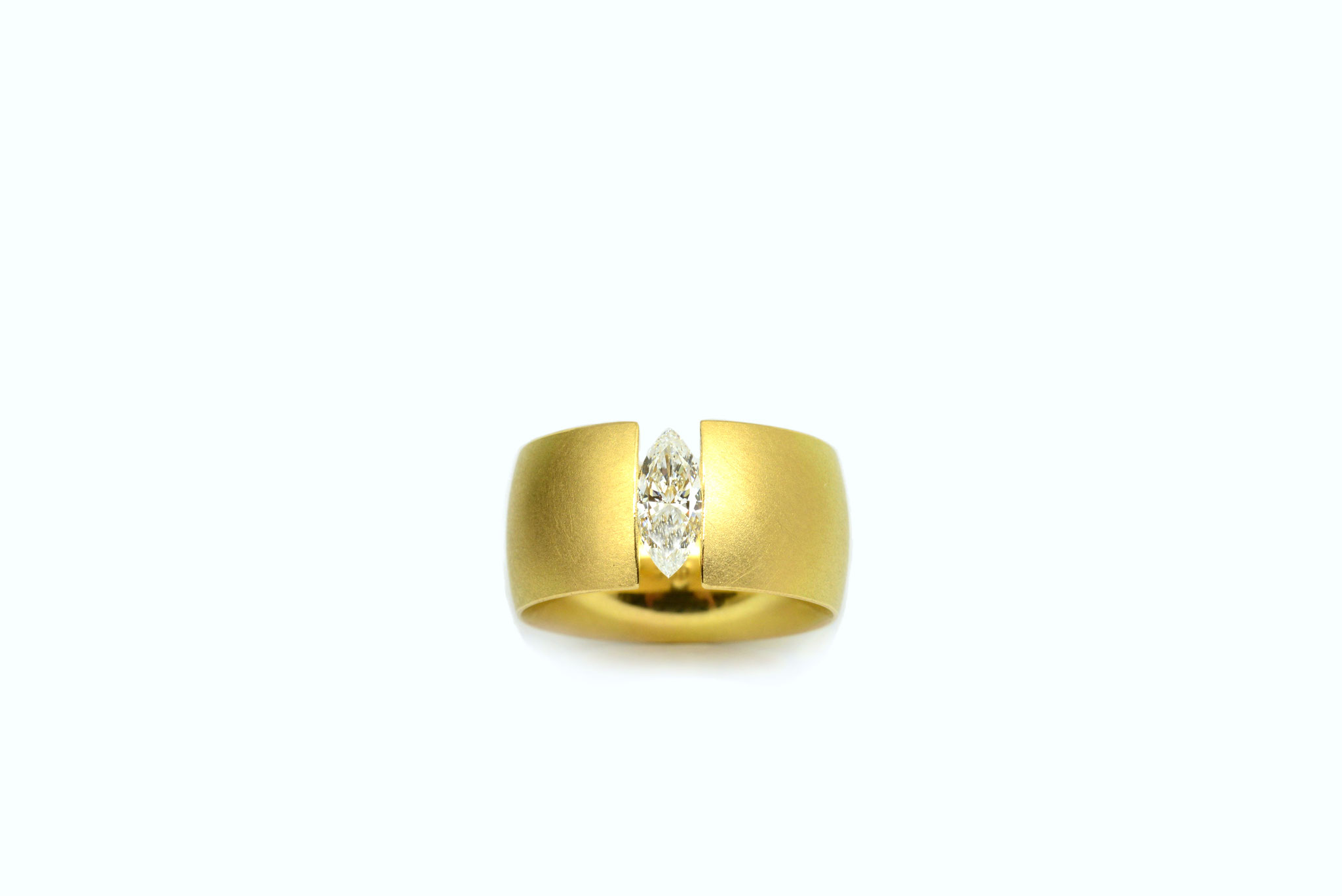 Alba. 750/ooo Gold. Diamant im Marquise Schliff 0,71 ct.