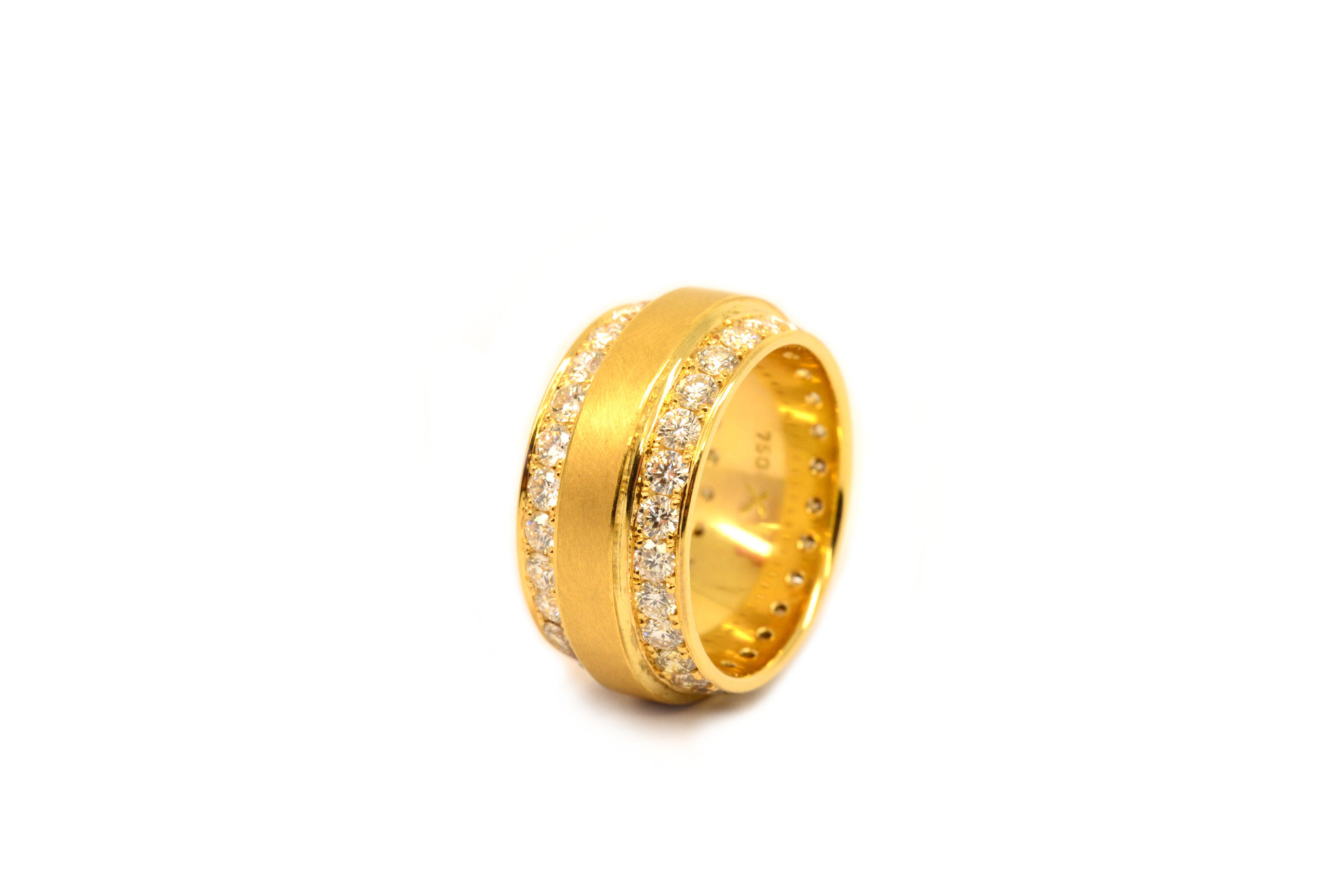 Circum. 900/ooo Gold, 750/ooo Gold. 3,1 ct. Brillanten im Farbverlauf.