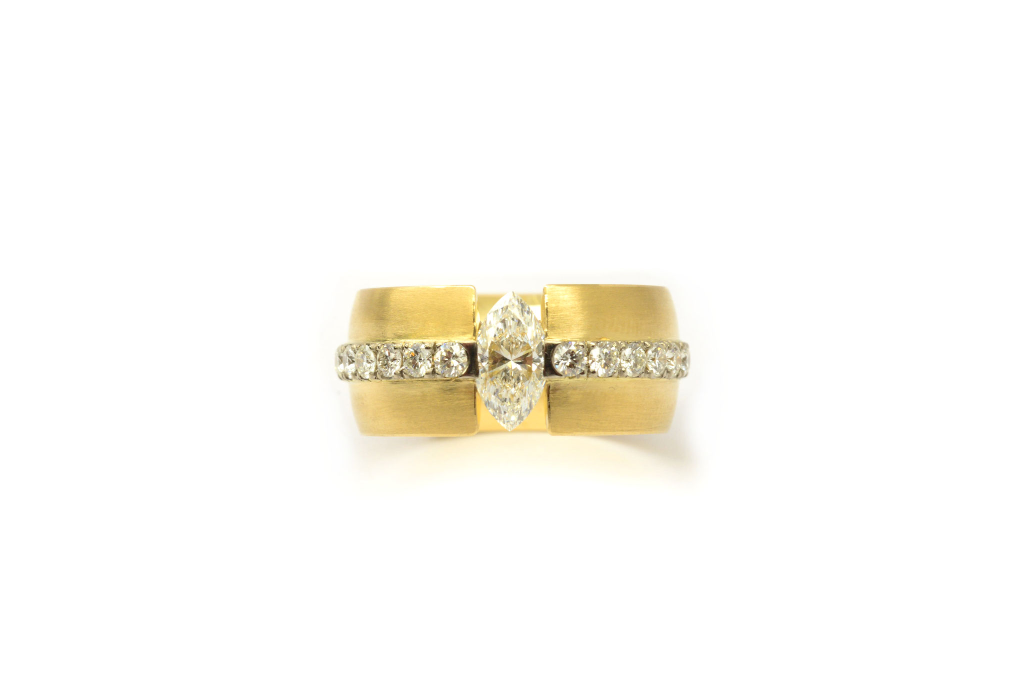 Diamant 0.82ct, Marquise Schliff, 28 Brillanten, 750/ooo Gold. 