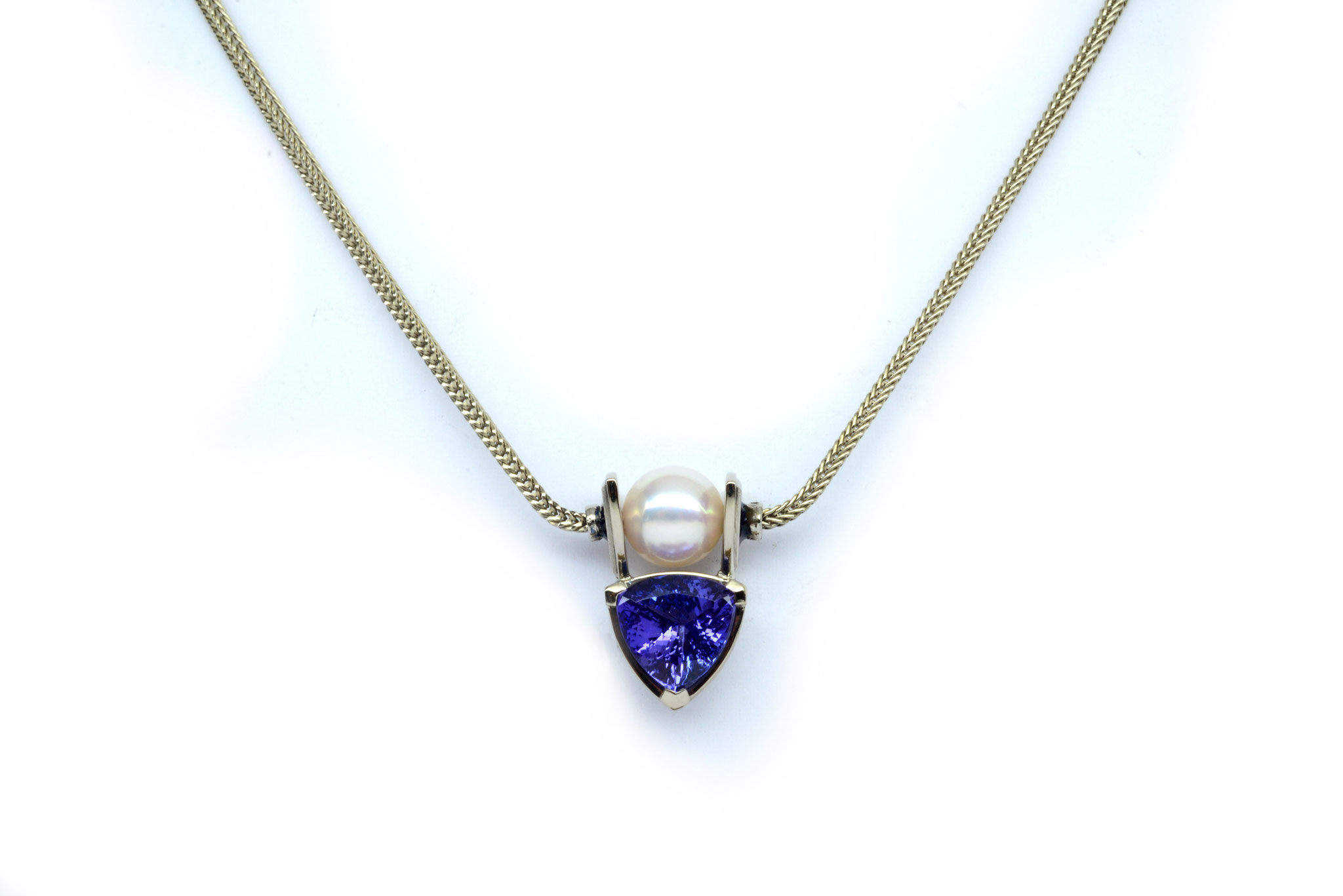 Tansanit. Akoya Perle. 750 Gold