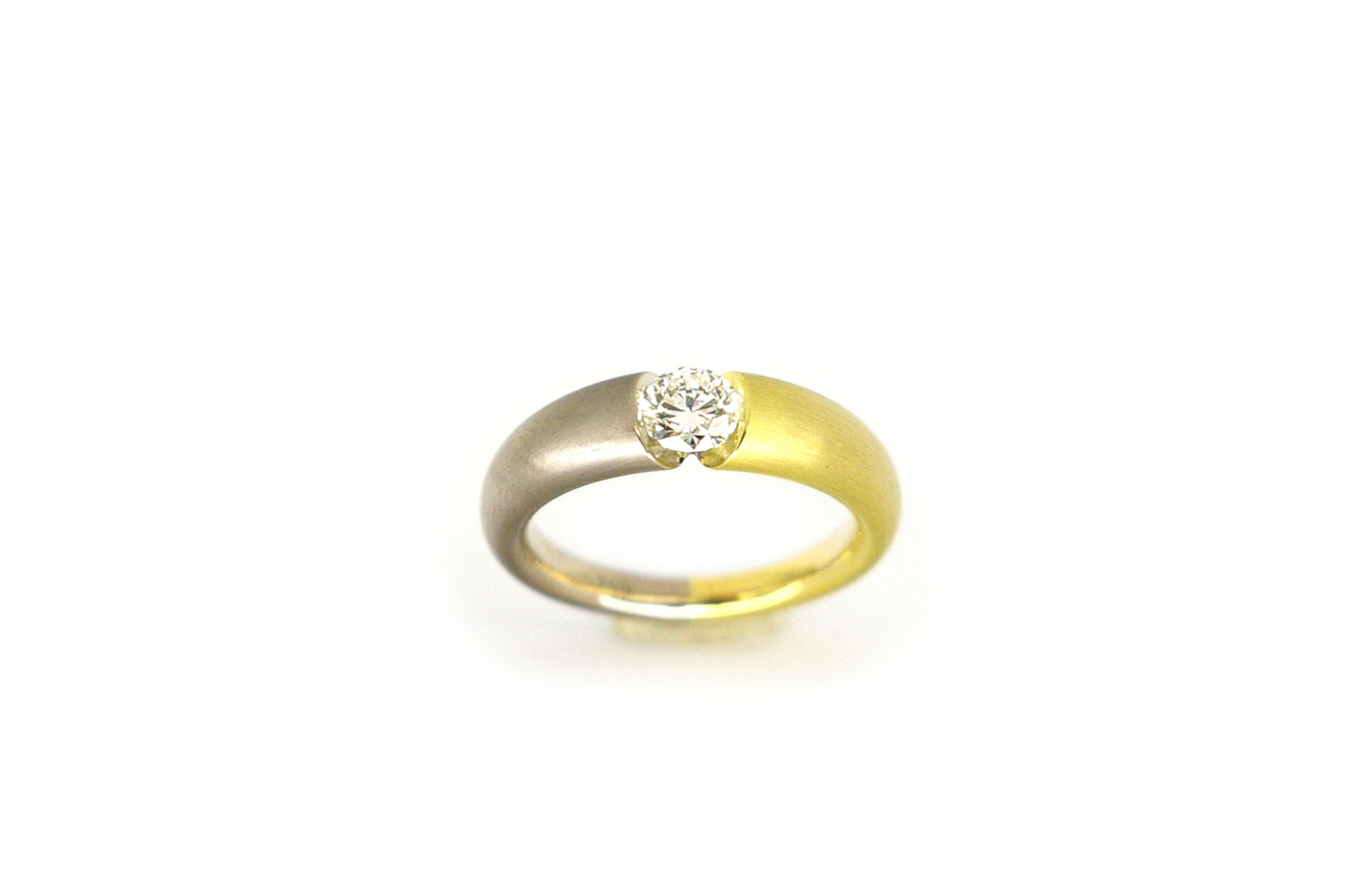Ring aus 750/ooo WeißGold und GelbGold.