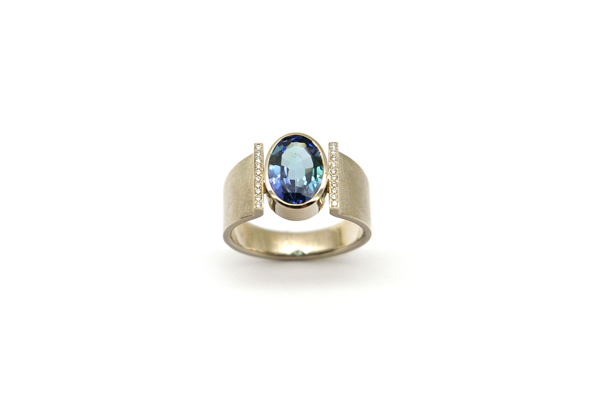 Tansanit. Ring aus Weißgold mit Brillanten.