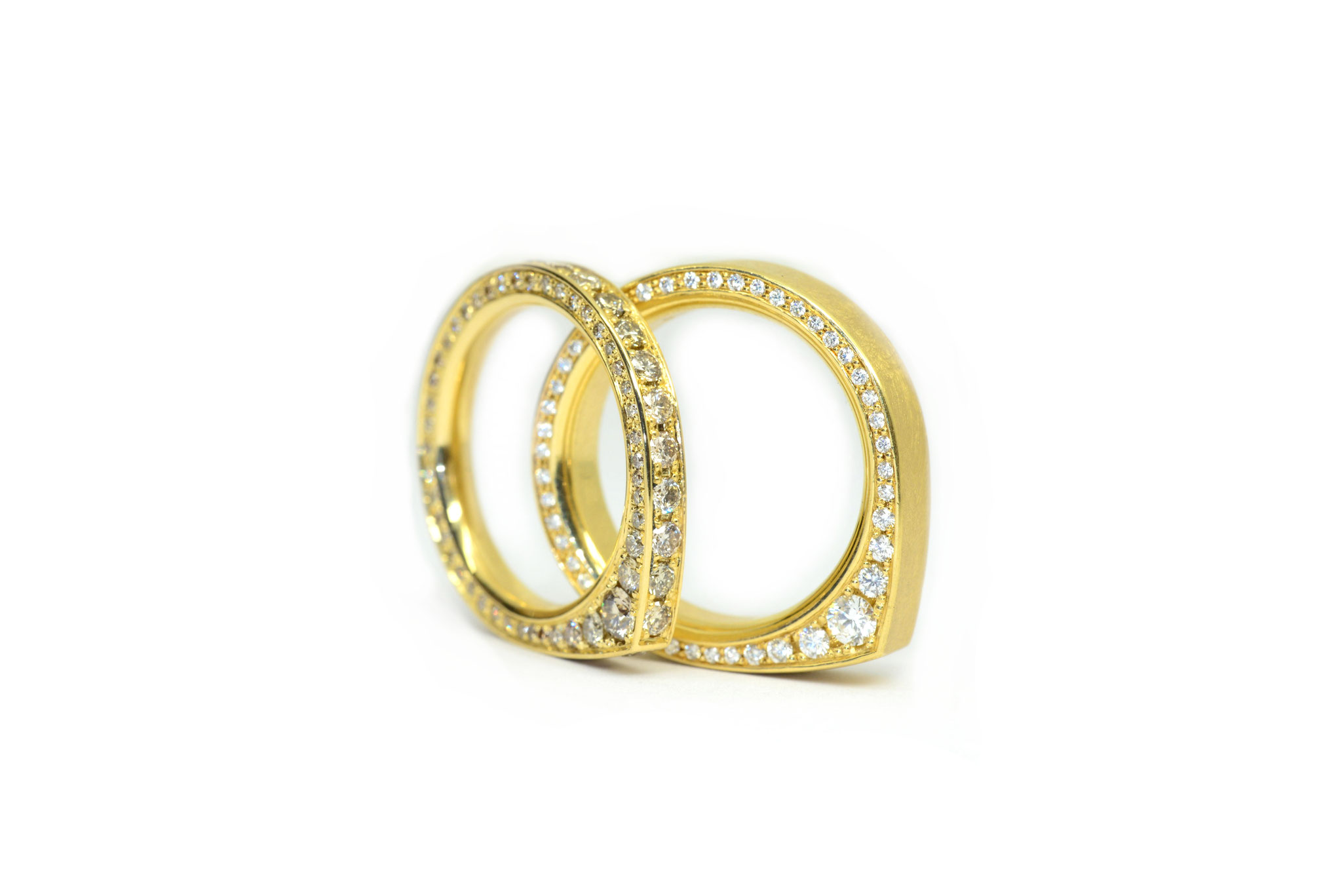 TropfenRinge. Braune und weiße Brillanten. GelbGold 
