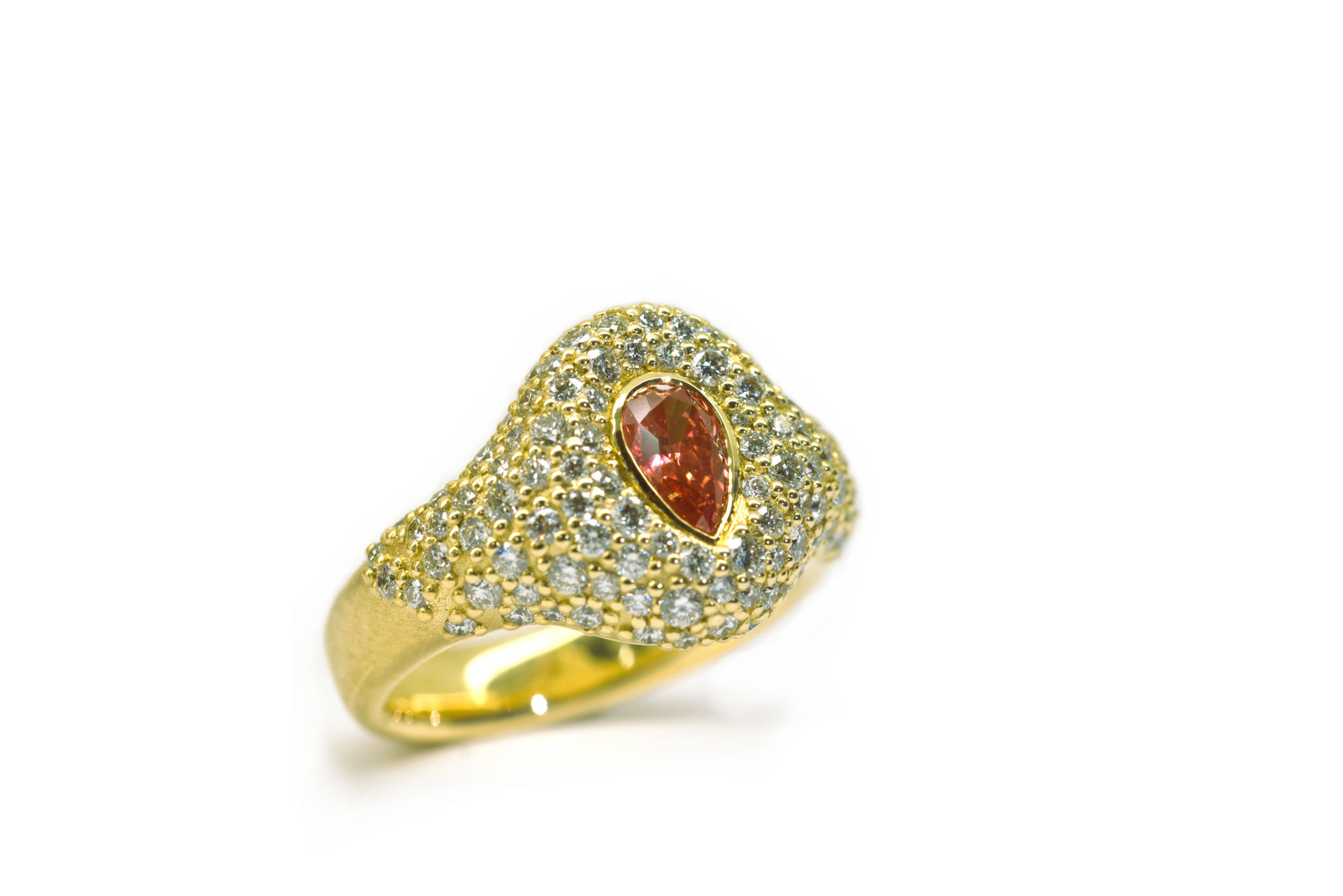 Vivid Pink Diamant in Tropfen Schllif. 0.7 ct. 
