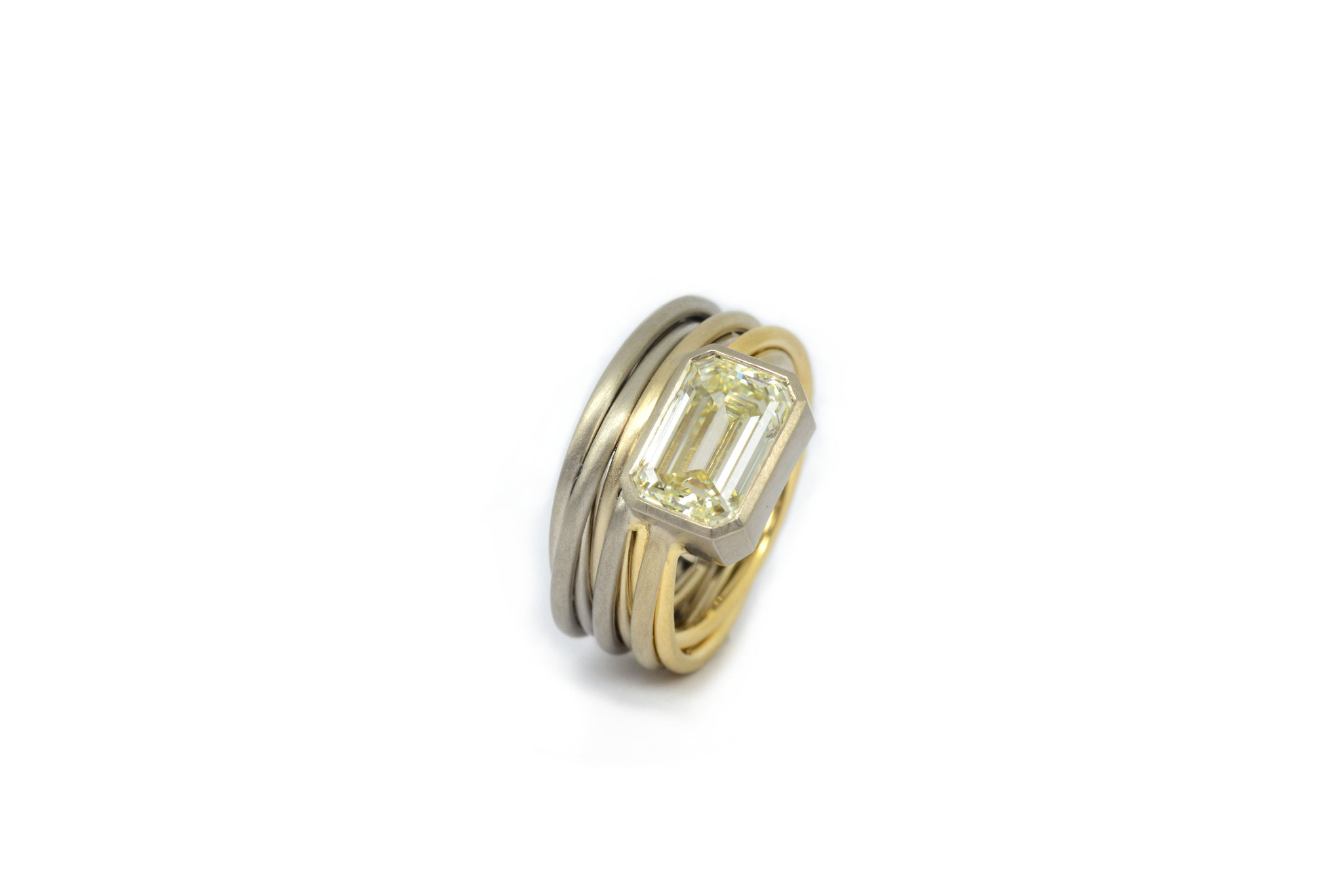 Ring. Emerald Cut Diamant. Gelb-Weiß-Champagner Gold. 