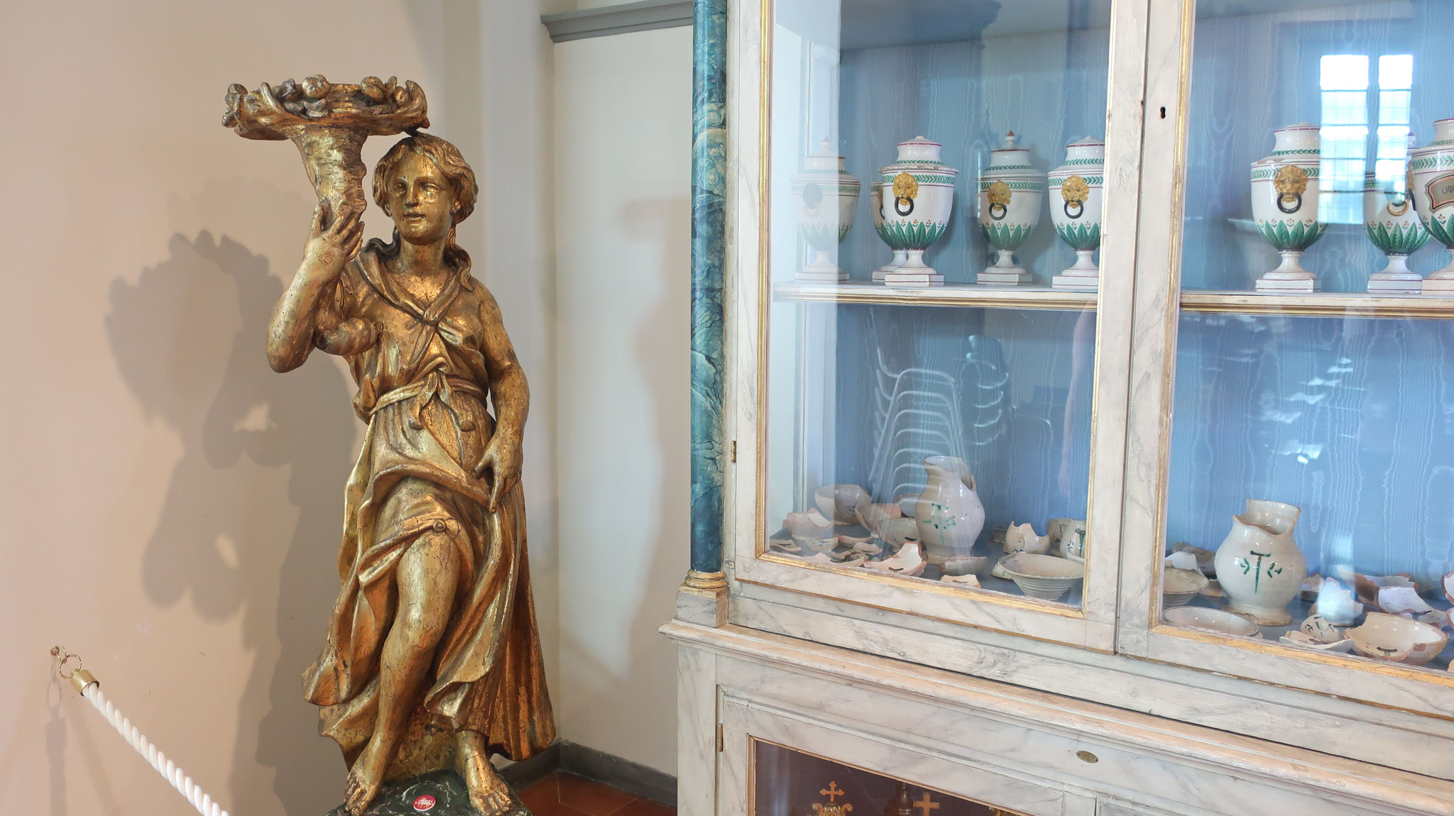 法王マルティーノ5世記念室の薬品棚